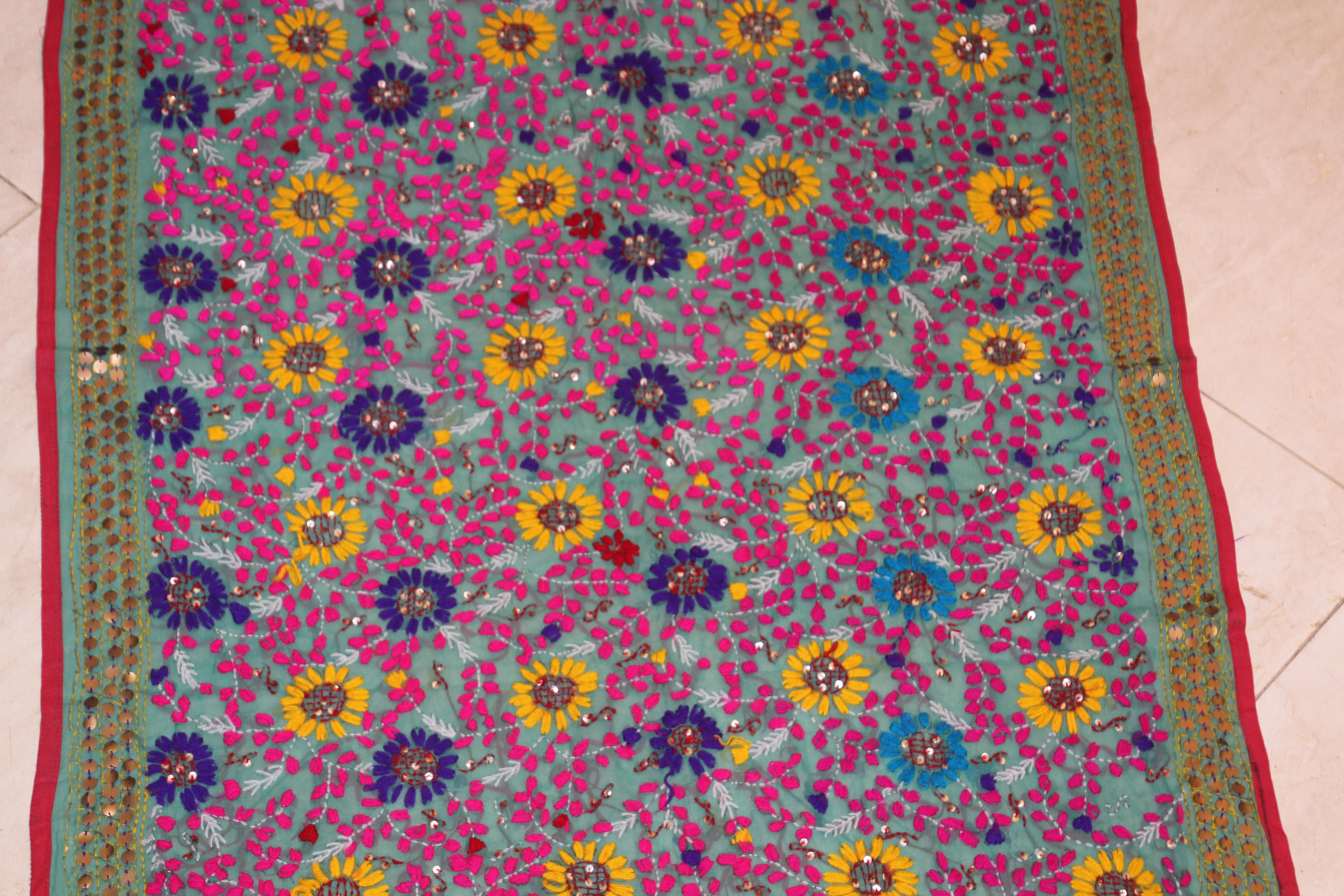 Suzani-Stickerei auf blauem Hintergrund mit gelbem, rosa und türkisfarbenem Muster (Bestickt) im Angebot