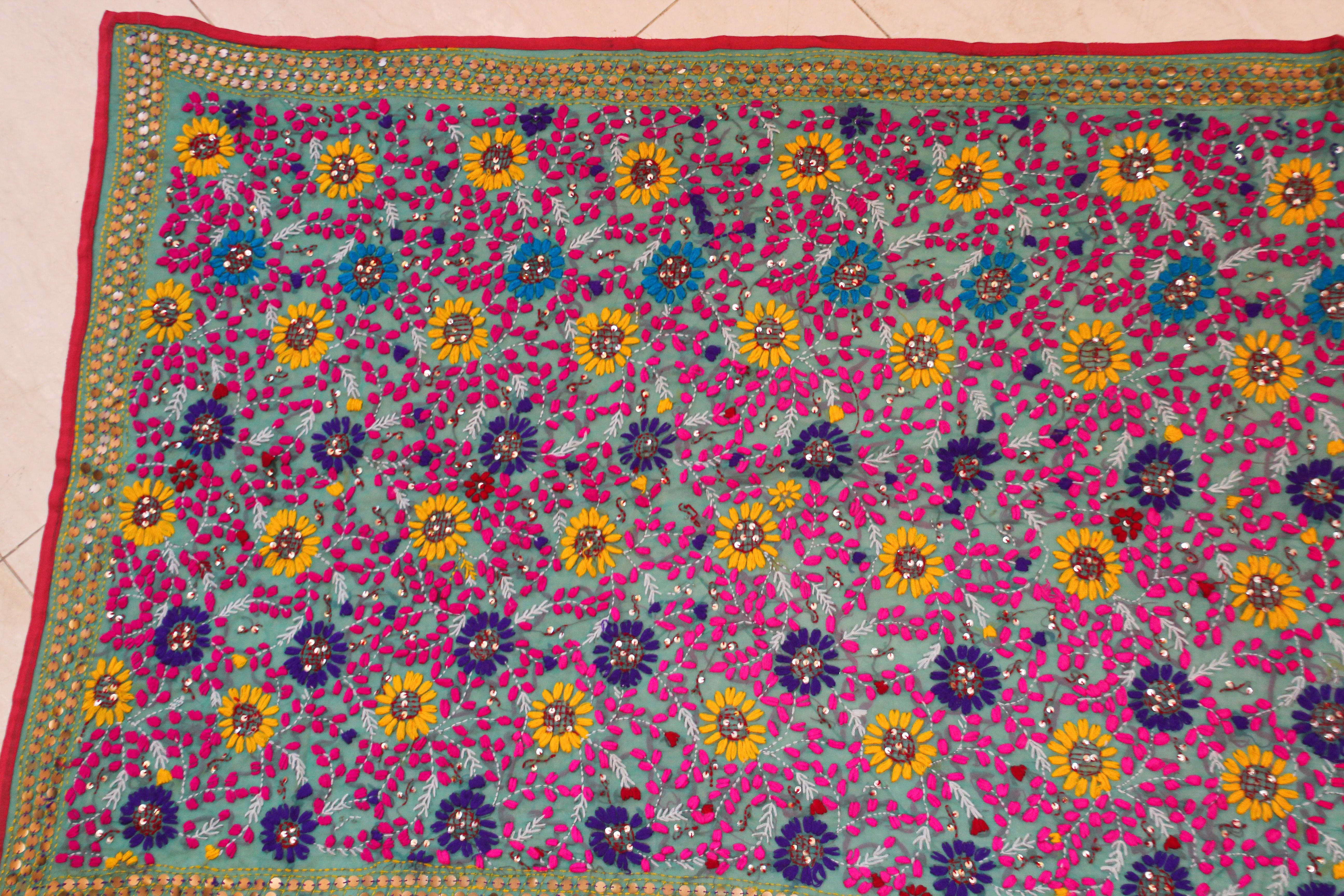 Suzani-Stickerei auf blauem Hintergrund mit gelbem, rosa und türkisfarbenem Muster (20. Jahrhundert) im Angebot