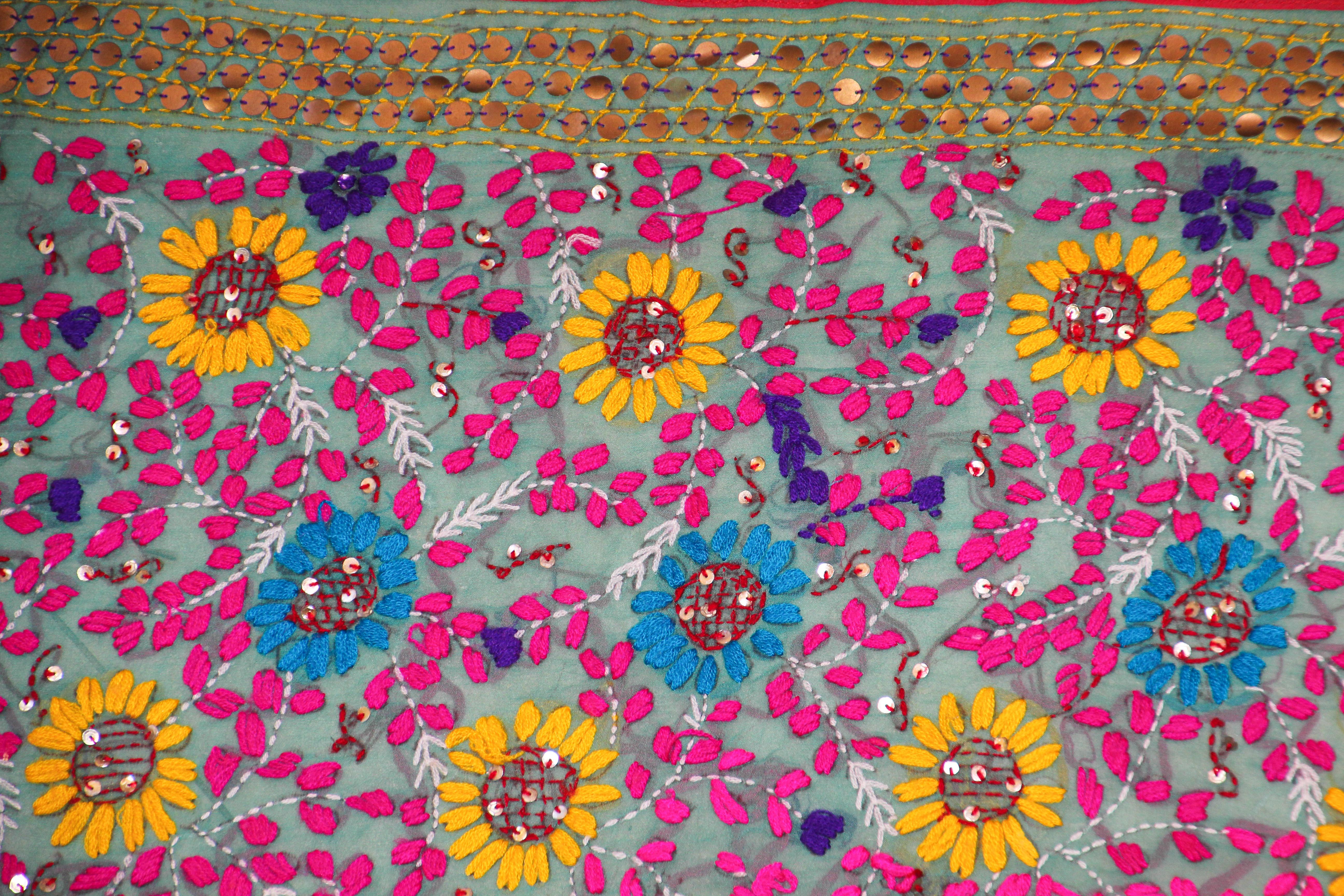 Suzani-Stickerei auf blauem Hintergrund mit gelbem, rosa und türkisfarbenem Muster (Stoff) im Angebot