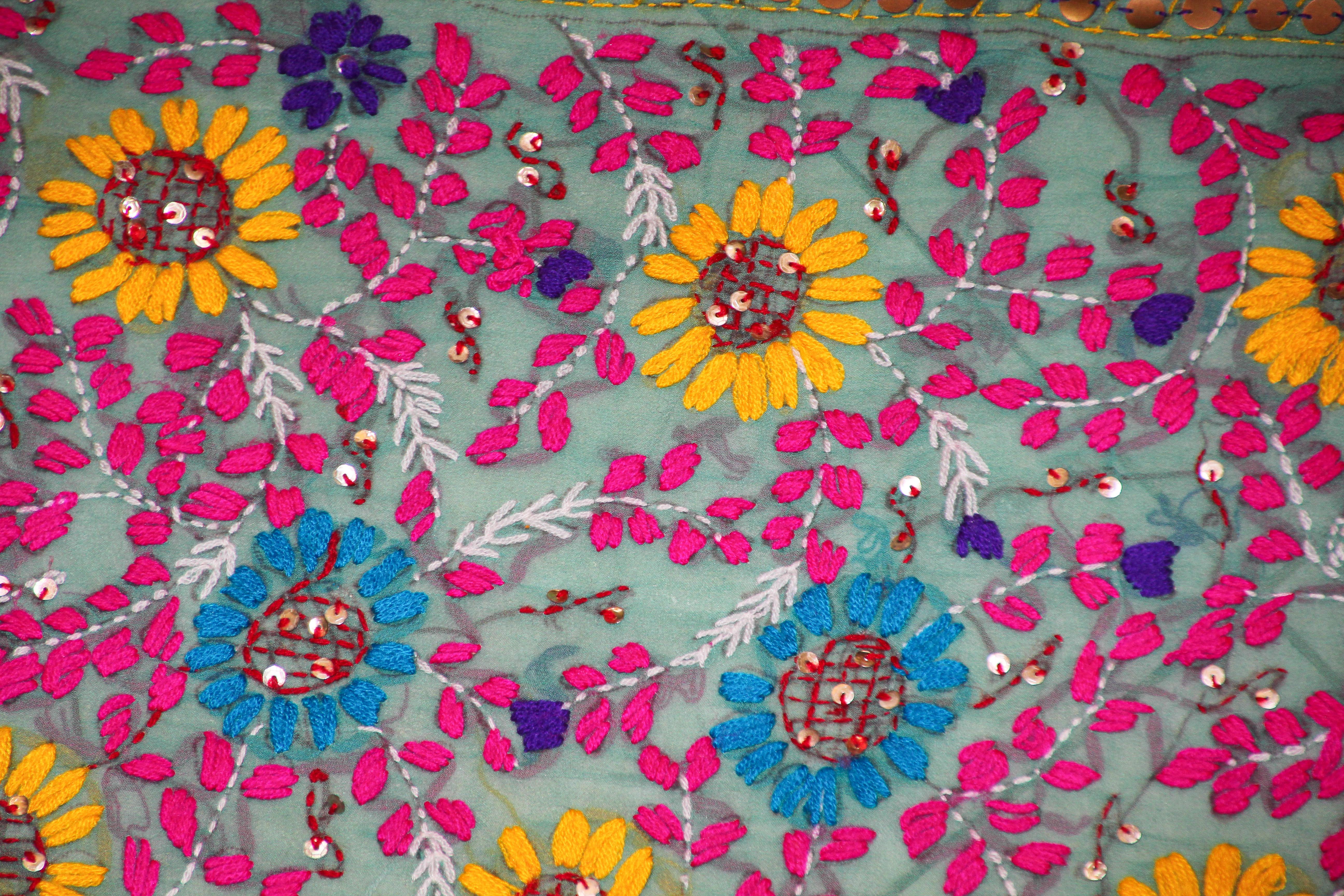 Suzani-Stickerei auf blauem Hintergrund mit gelbem, rosa und türkisfarbenem Muster im Angebot 1