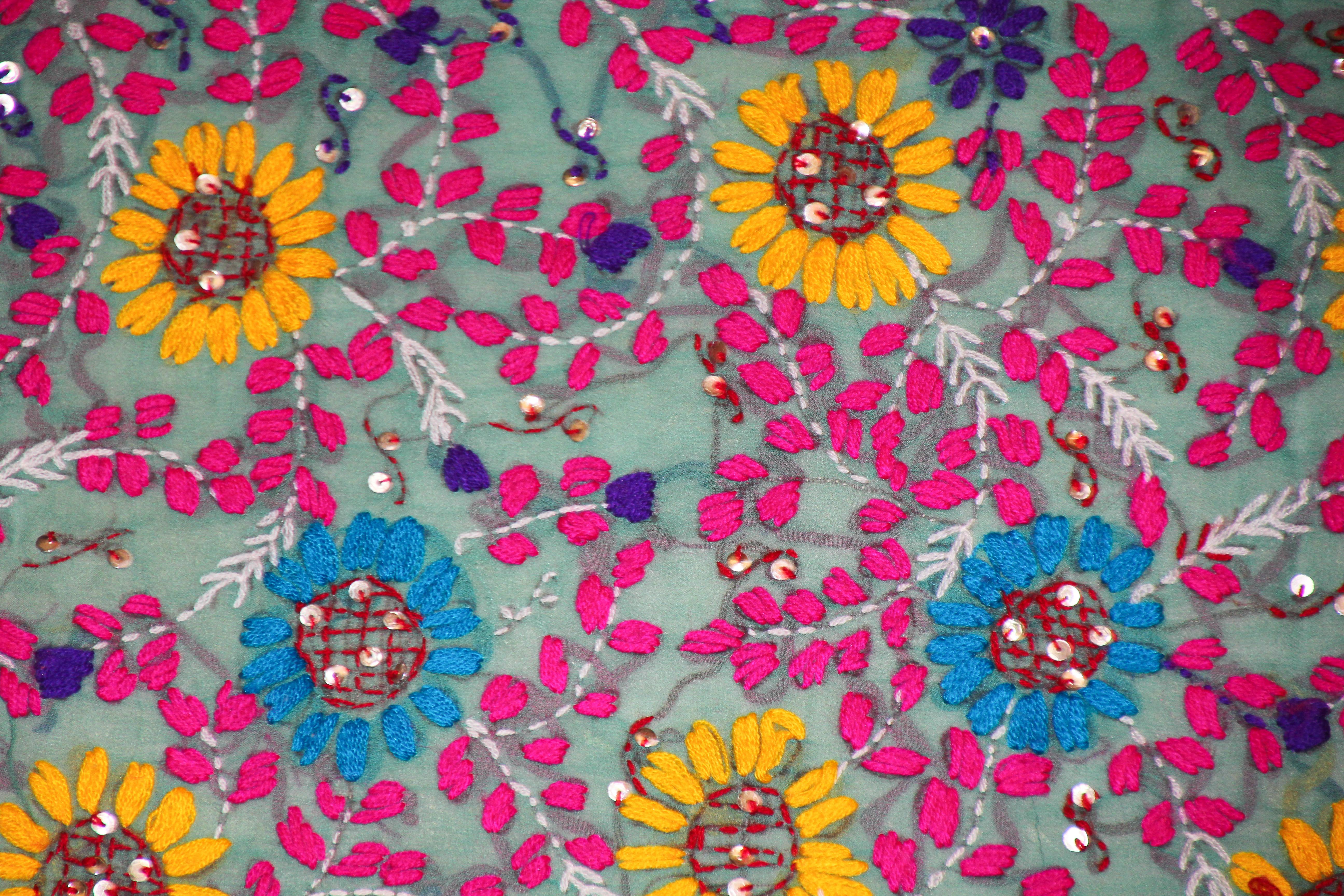 Suzani-Stickerei auf blauem Hintergrund mit gelbem, rosa und türkisfarbenem Muster im Angebot 2