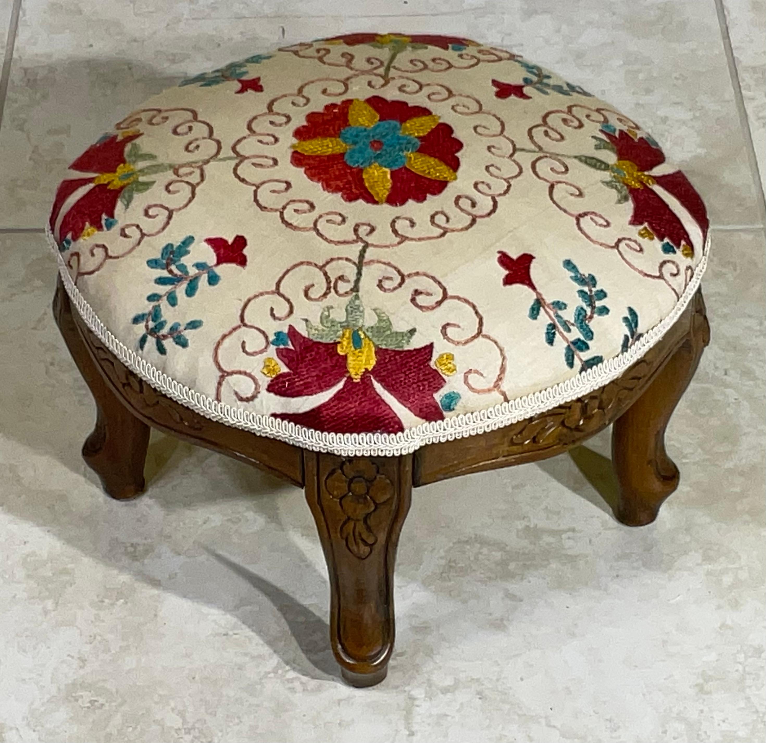 Américain Tabouret à pieds Suzani vintage en vente