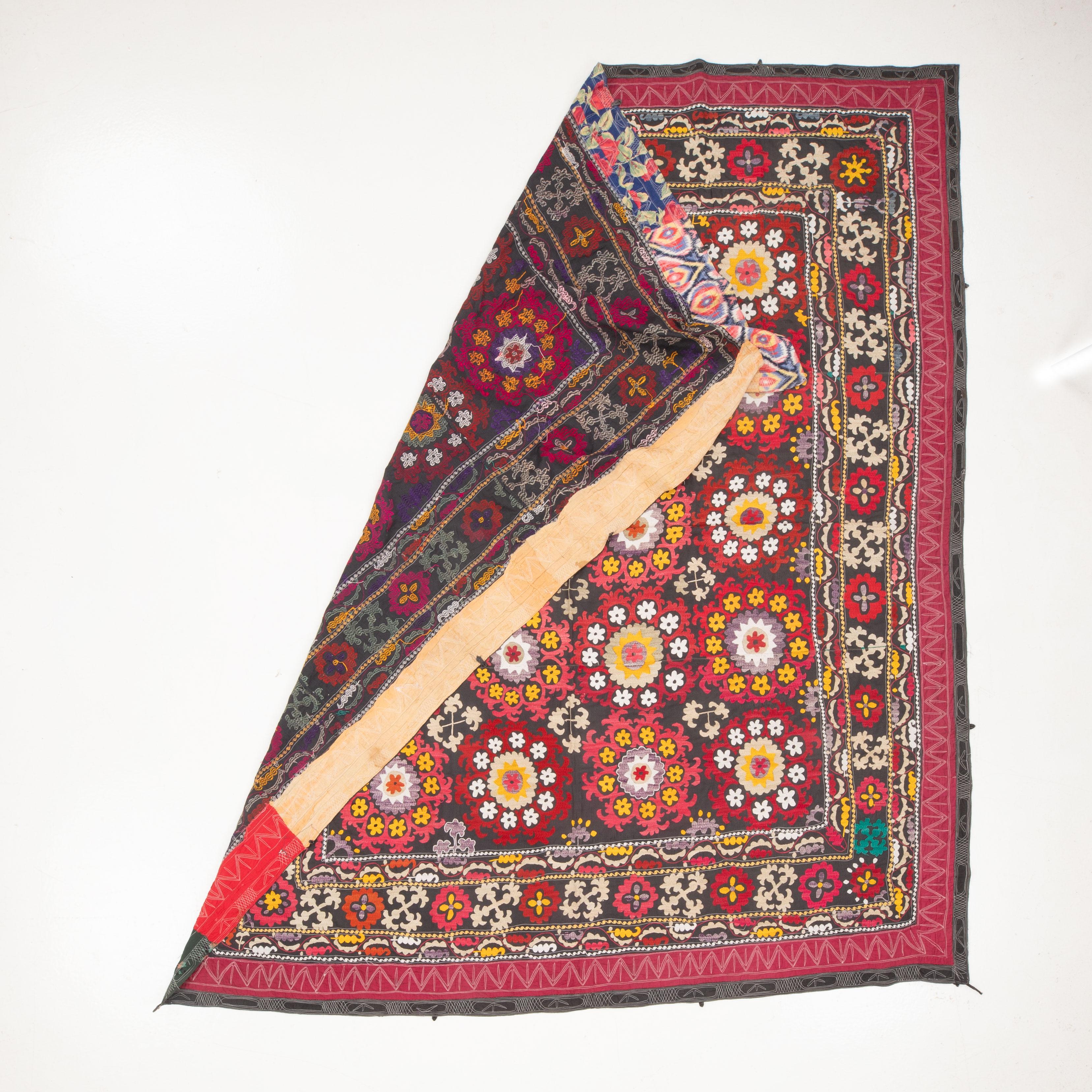 Suzani aus Usbekistan, Vintage (Usbekisch) im Angebot