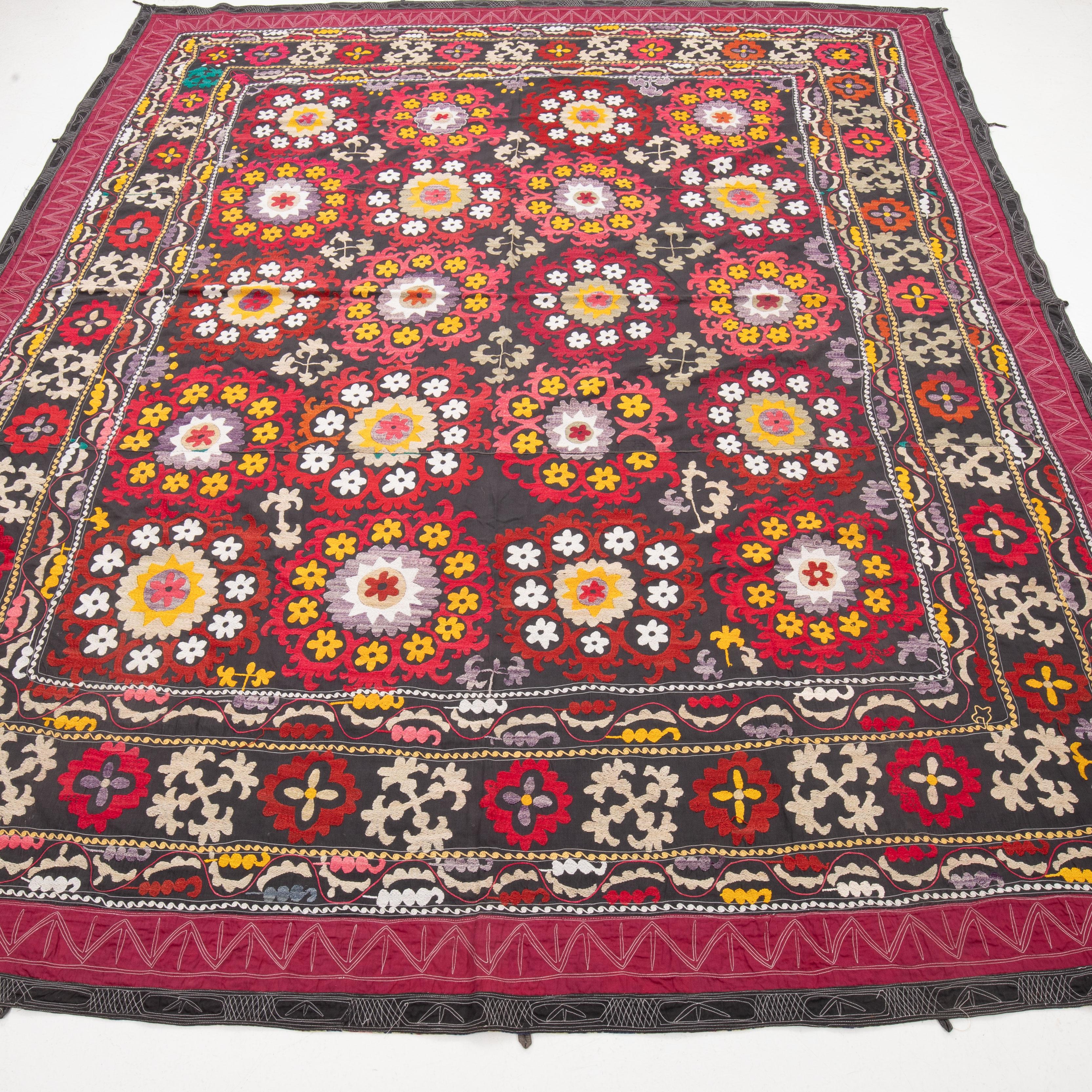 Suzani aus Usbekistan, Vintage (Bestickt) im Angebot