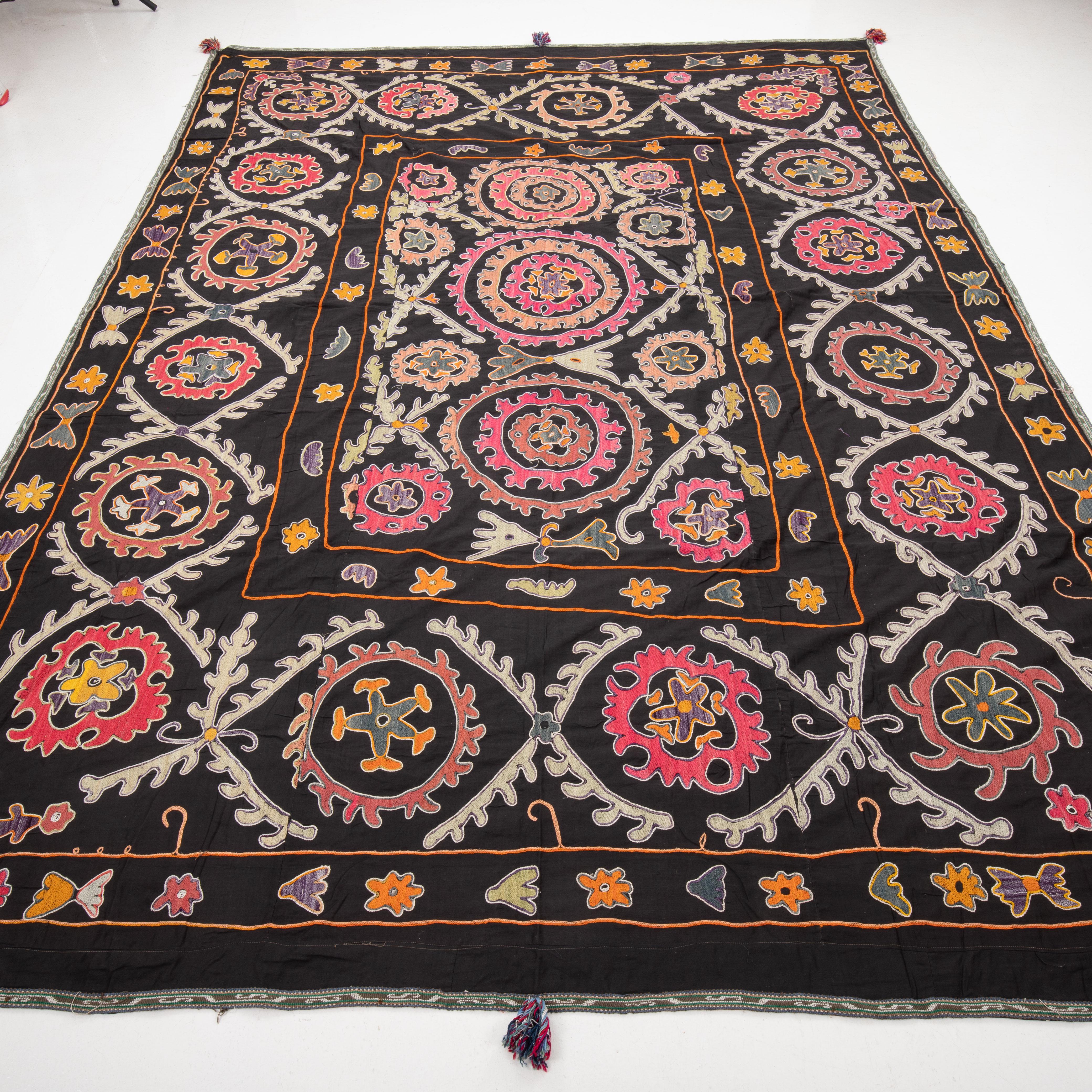Vintage Suzani from , Uzbekistan In Good Condition For Sale In Istanbul, TR