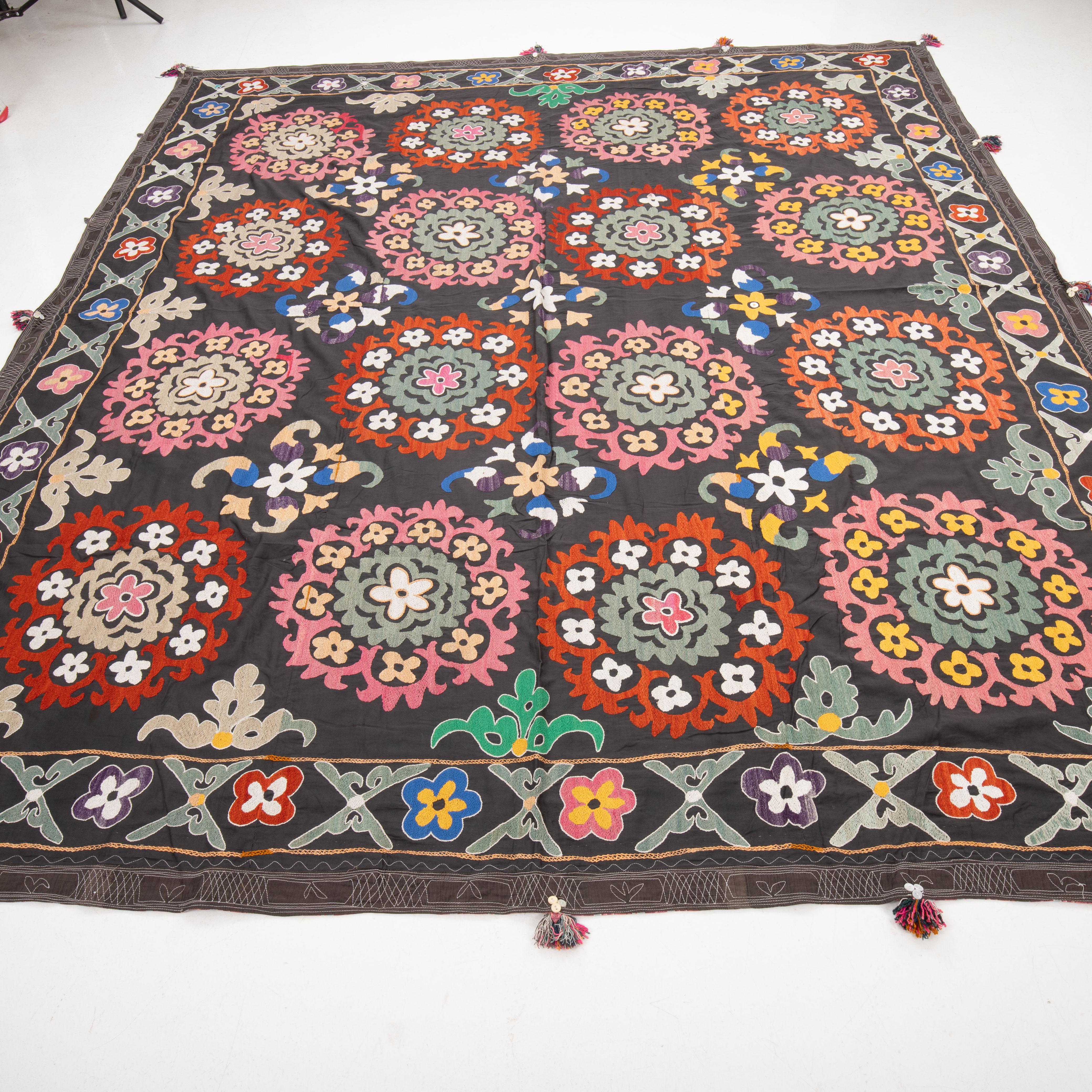 Vintage Suzani from , Uzbekistan In Good Condition For Sale In Istanbul, TR