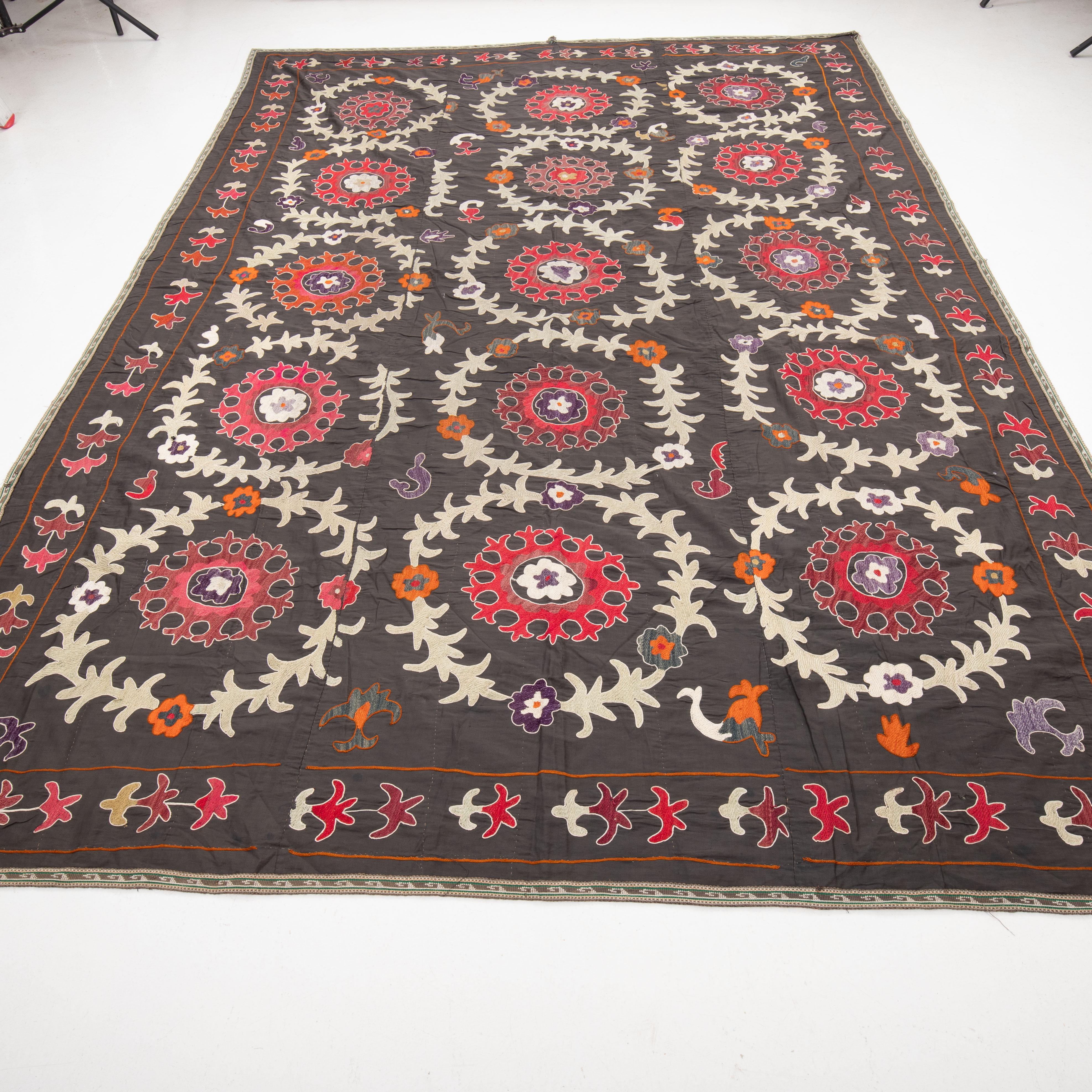 Vintage Suzani from , Uzbekistan In Good Condition For Sale In Istanbul, TR