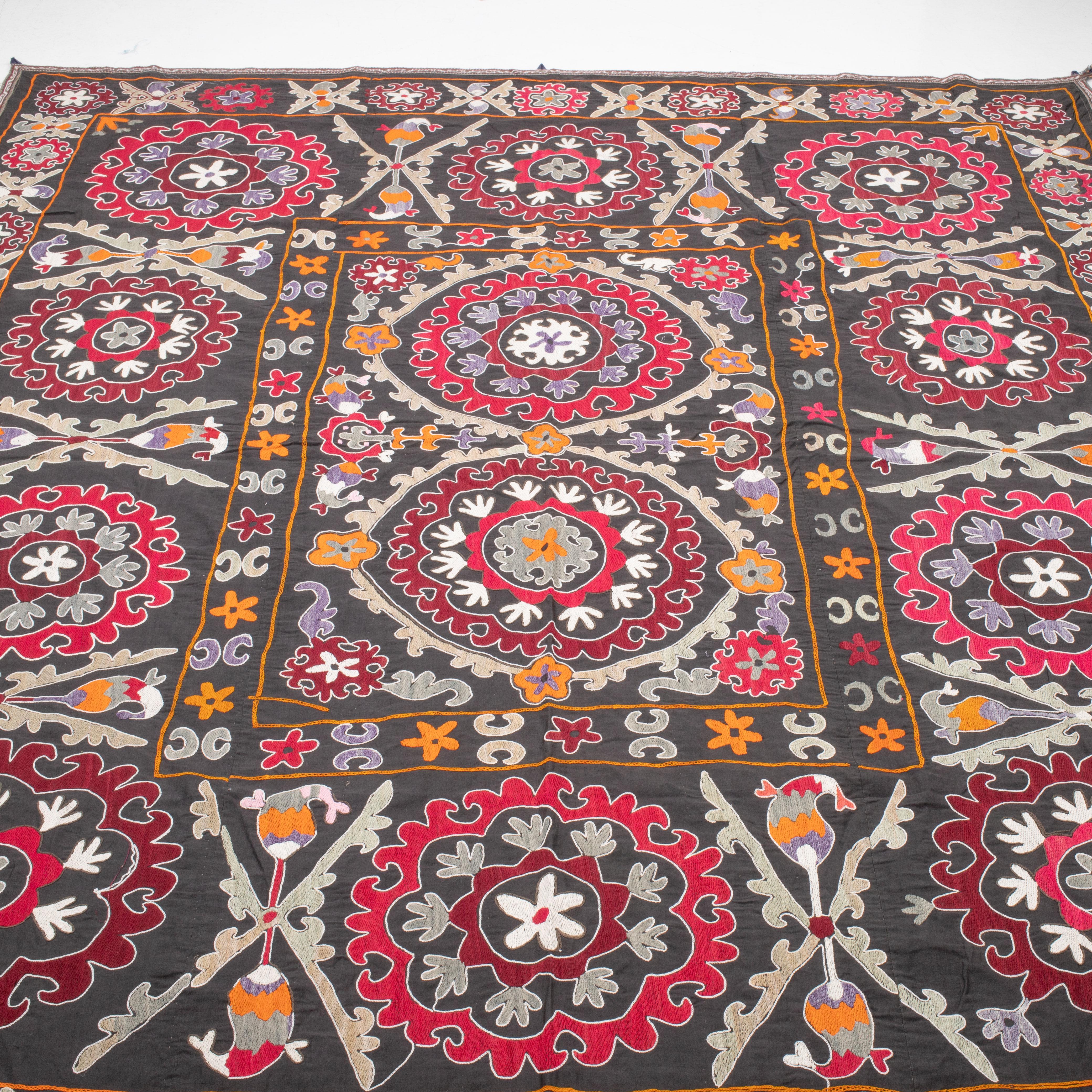 Vintage Suzani from , Uzbekistan In Good Condition For Sale In Istanbul, TR