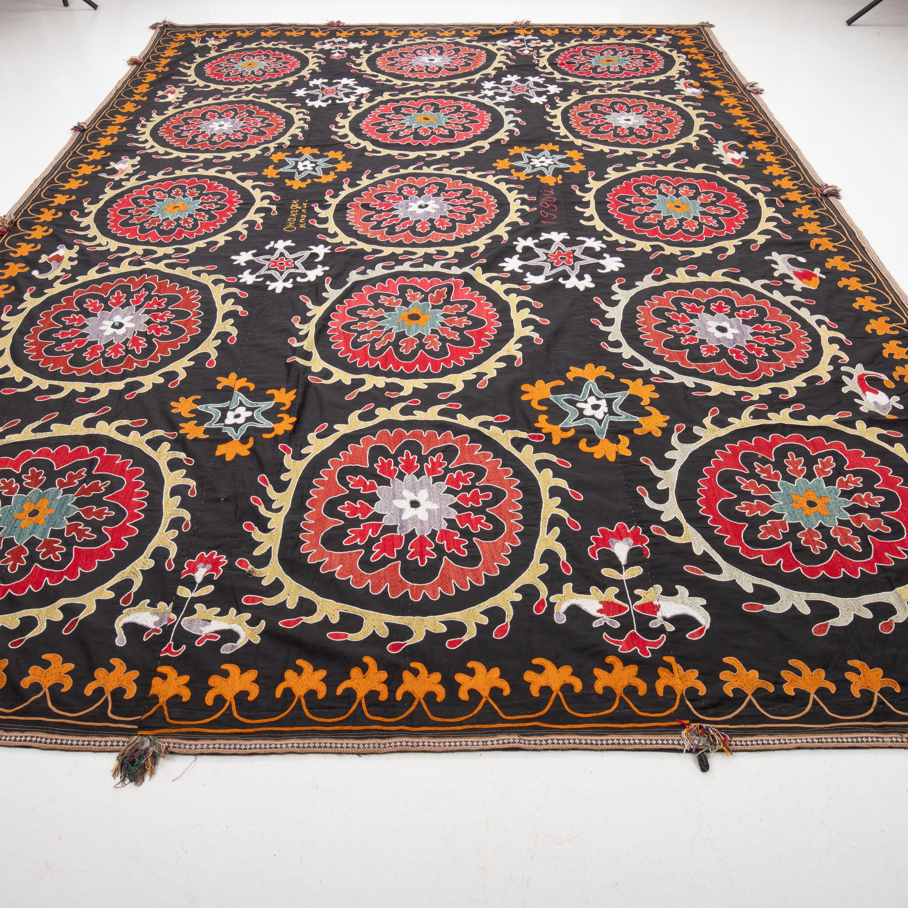 Suzani aus Usbekistan, Vintage (Bestickt) im Angebot