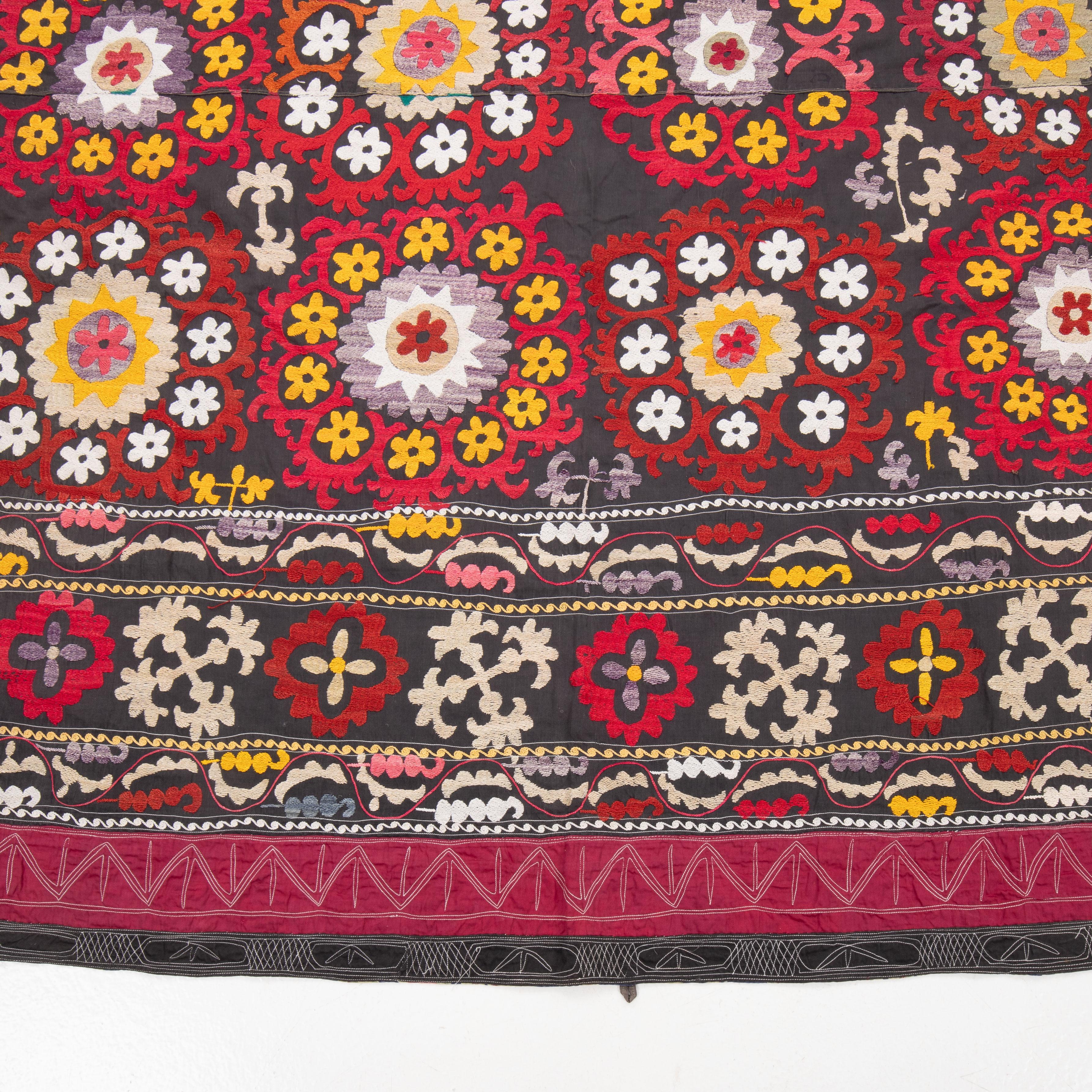Suzani aus Usbekistan, Vintage im Zustand „Gut“ im Angebot in Istanbul, TR