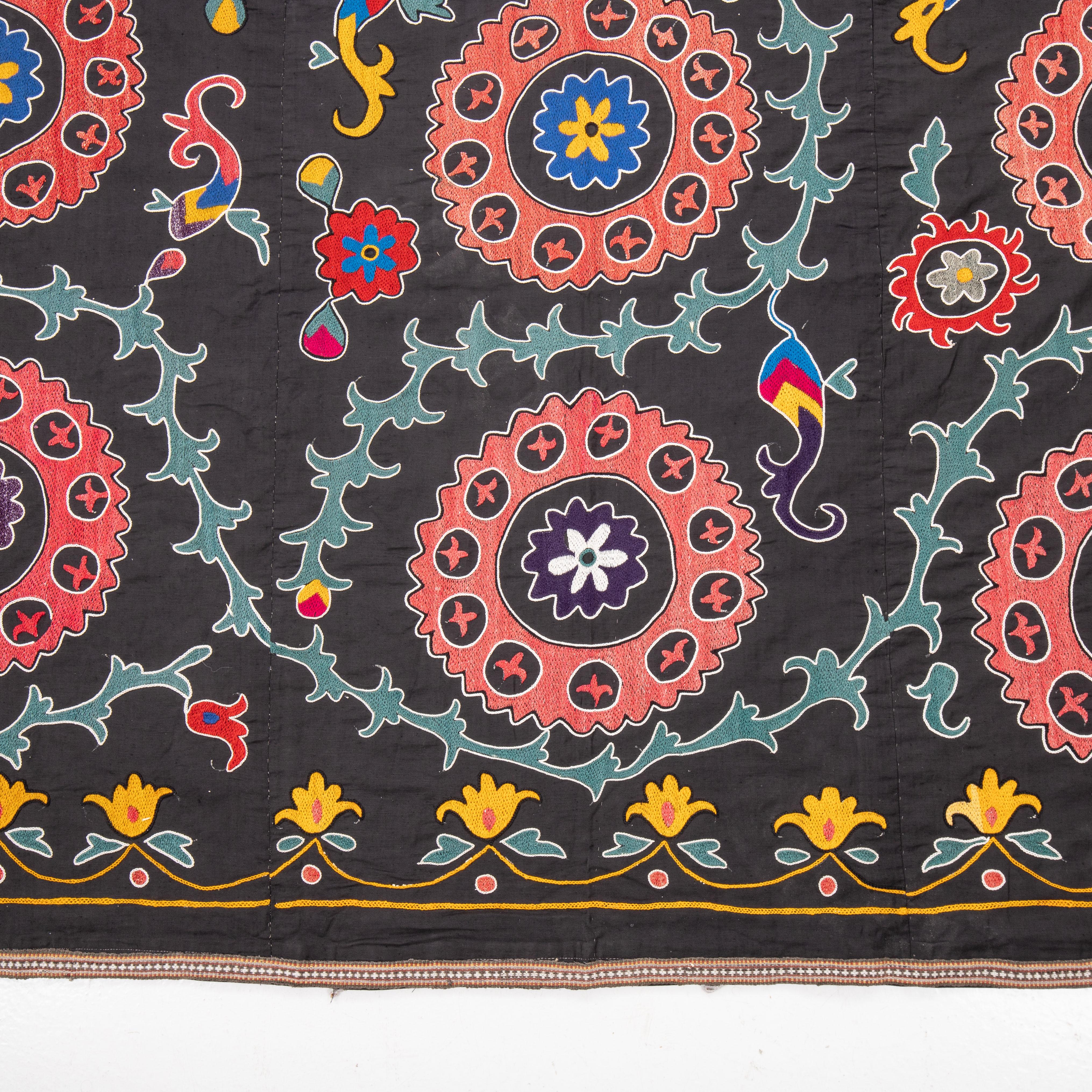 Suzani aus Usbekistan, Vintage im Zustand „Gut“ im Angebot in Istanbul, TR