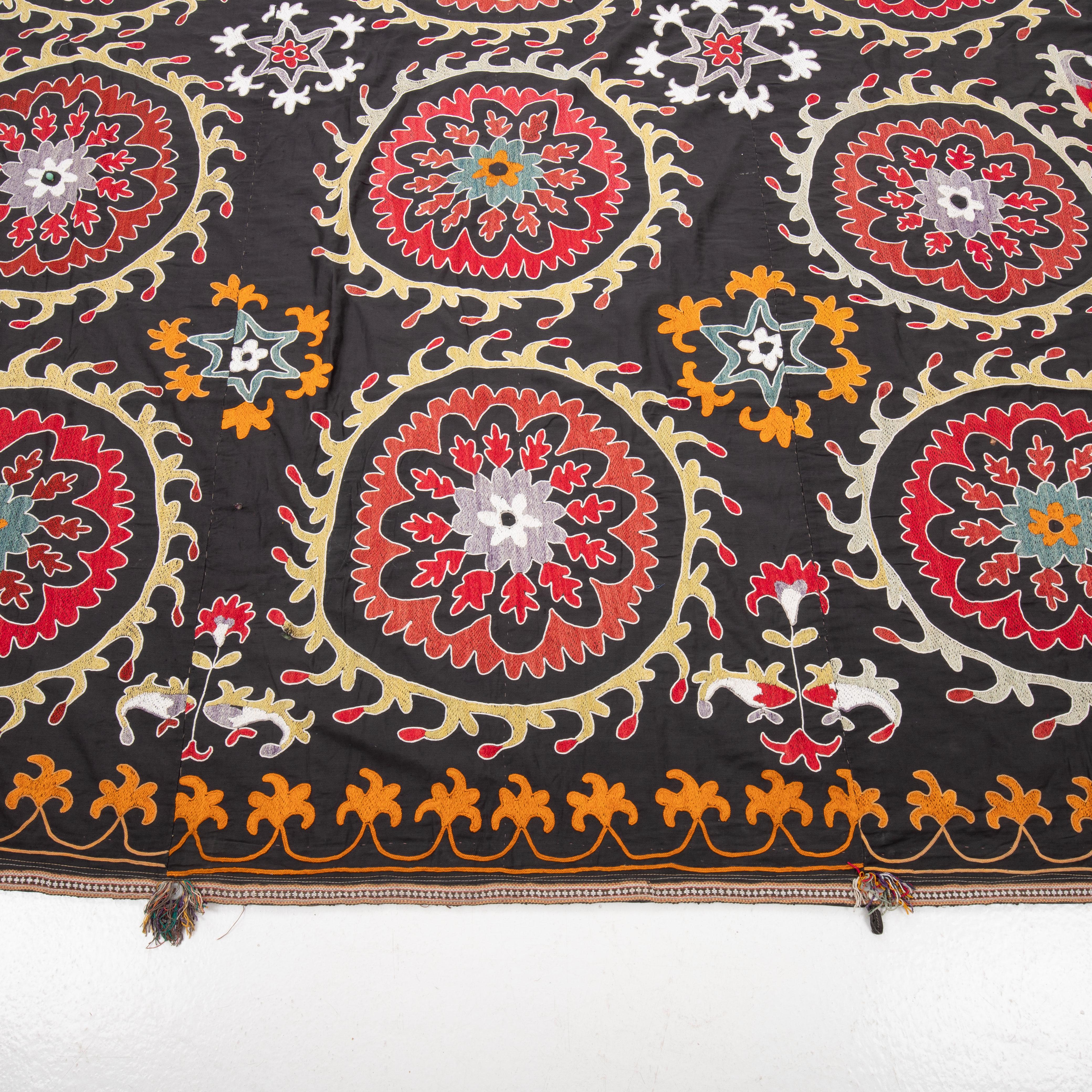 Suzani aus Usbekistan, Vintage im Zustand „Gut“ im Angebot in Istanbul, TR