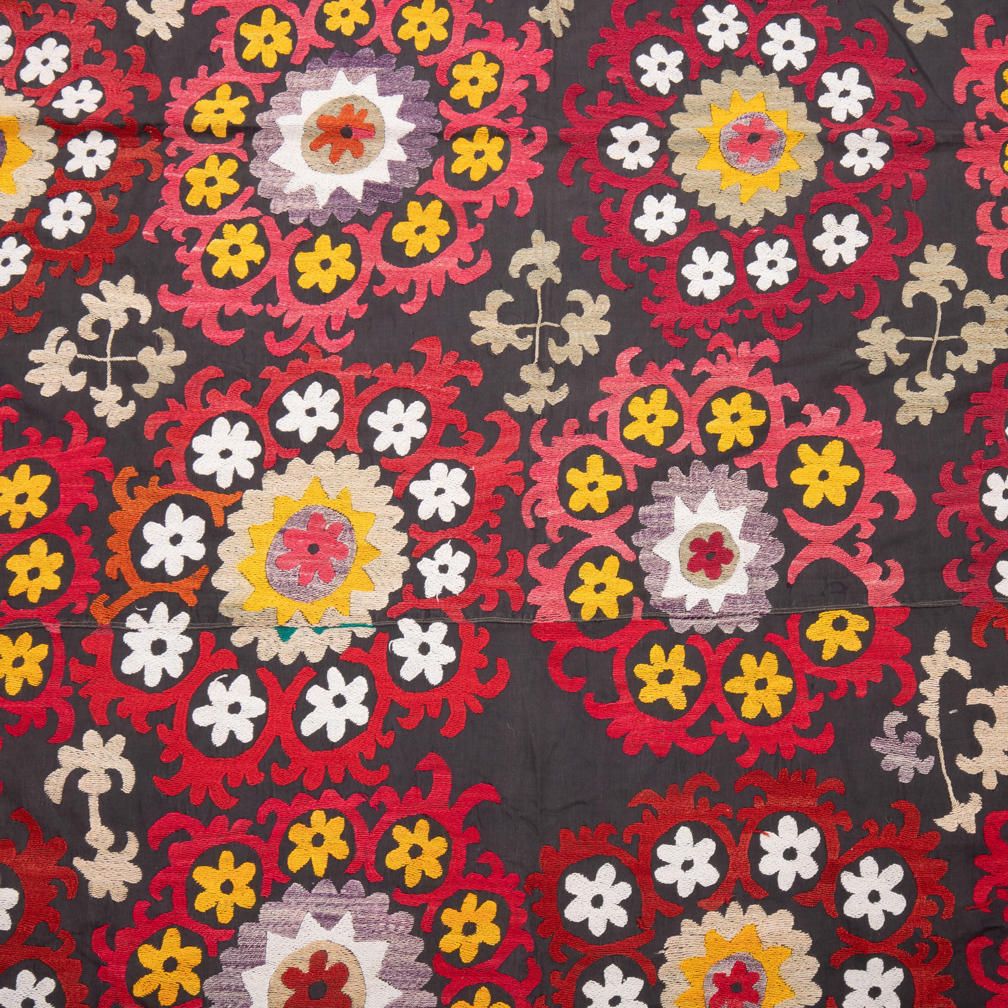 Suzani aus Usbekistan, Vintage (20. Jahrhundert) im Angebot
