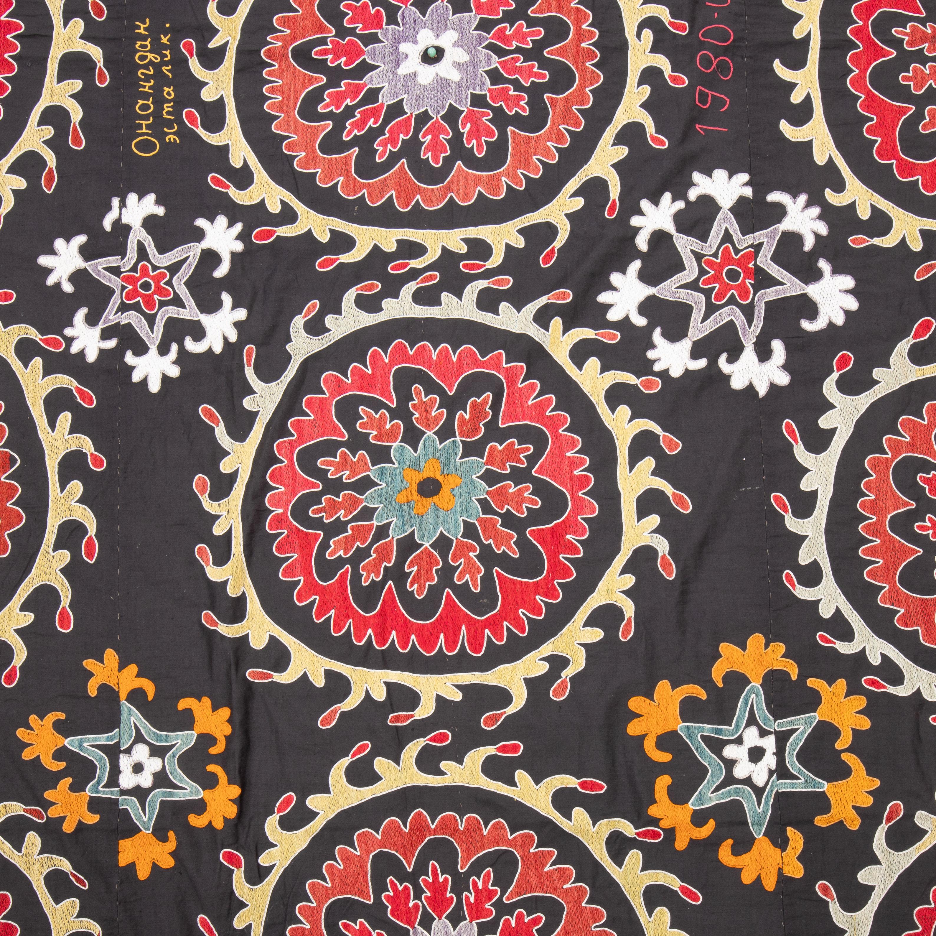 Suzani aus Usbekistan, Vintage (20. Jahrhundert) im Angebot