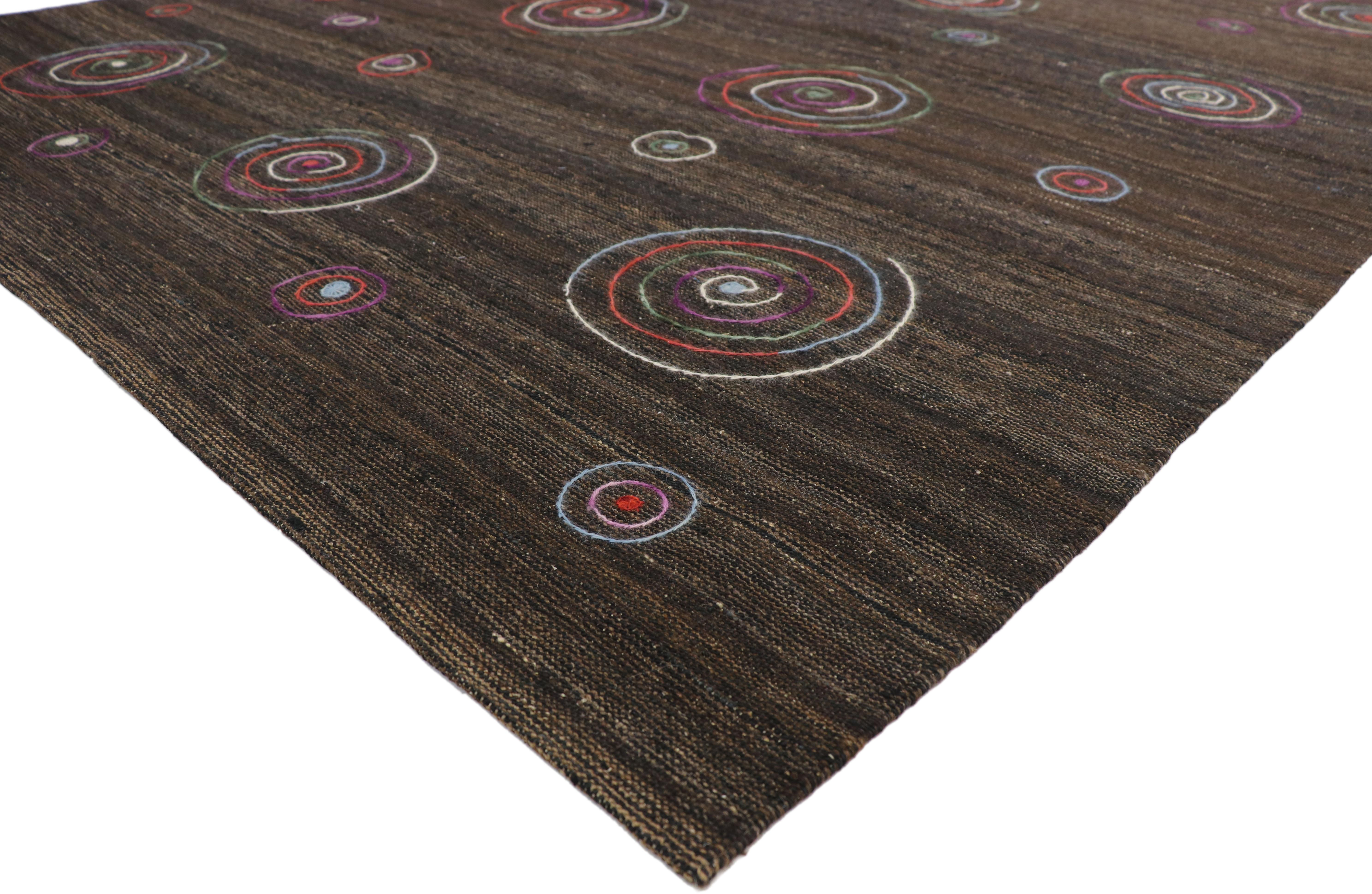 80098, Vintage-Suzani-Kilim-Teppich mit Stickerei im böhmischen Stil. Dieser handgewebte Suzani-Kelimteppich aus Wolle ist im böhmischen Stil bestickt. Der Suzani-Kelimteppich zeigt ein schönes geometrisches, mehrfarbiges Muster aus großen und