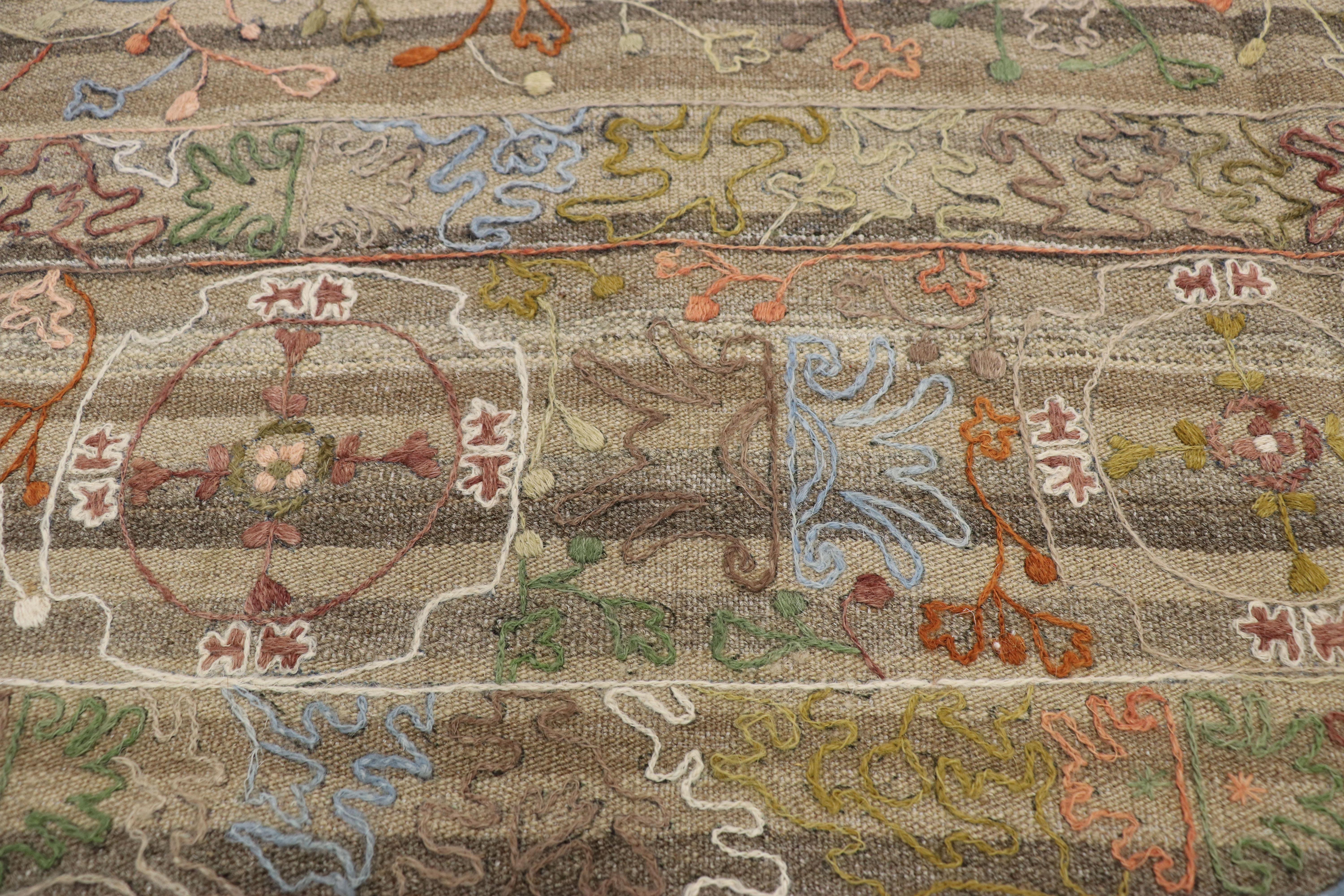 Suzani Vintage-Kelim-Teppich im böhmischen Vintage-Stil mit Stickerei (Bestickt) im Angebot