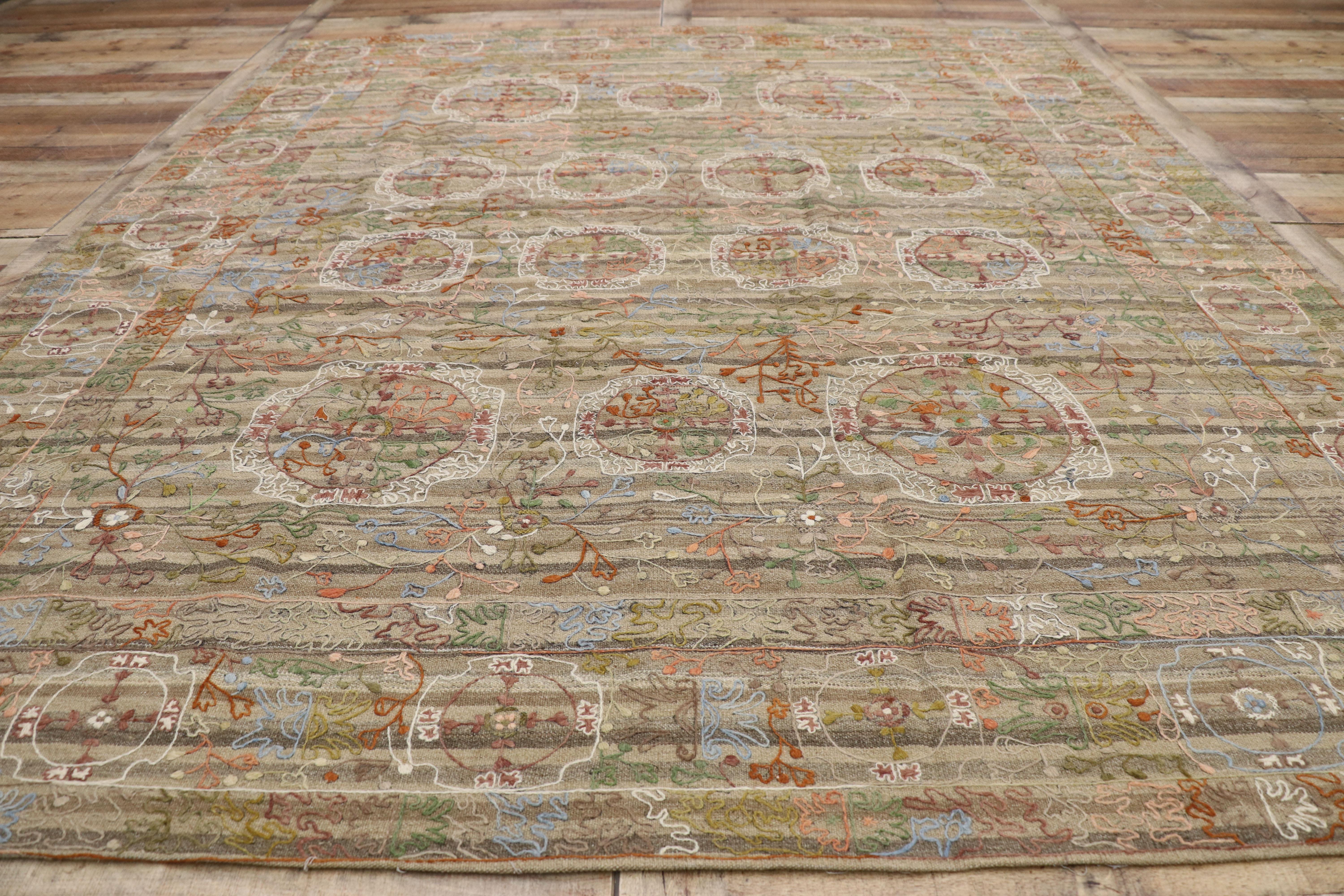Suzani Vintage-Kelim-Teppich im böhmischen Vintage-Stil mit Stickerei (Wolle) im Angebot