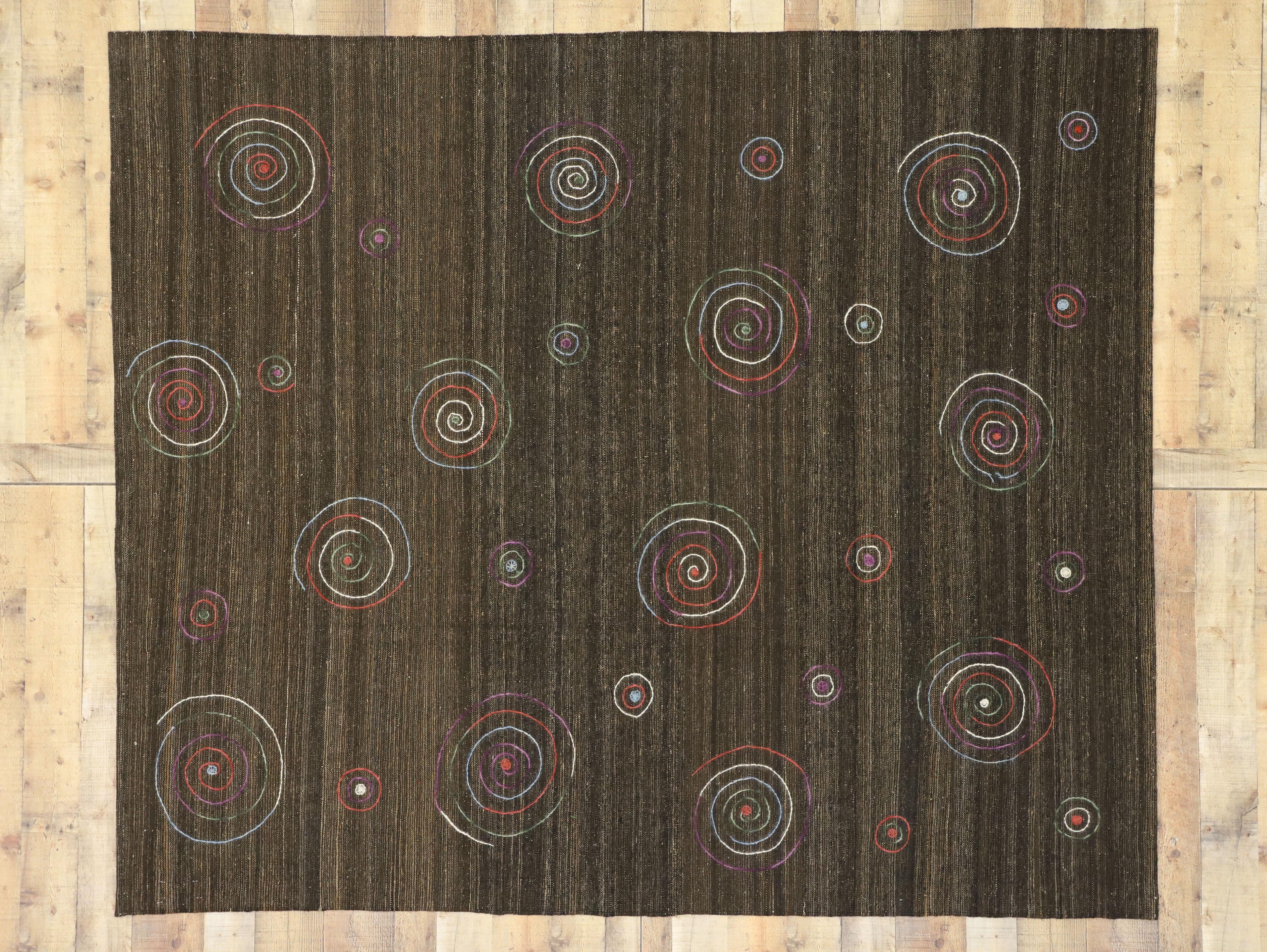 Suzani Vintage Vintage-Kelim-Teppich im böhmischen Stil mit Stickereien im Angebot 1