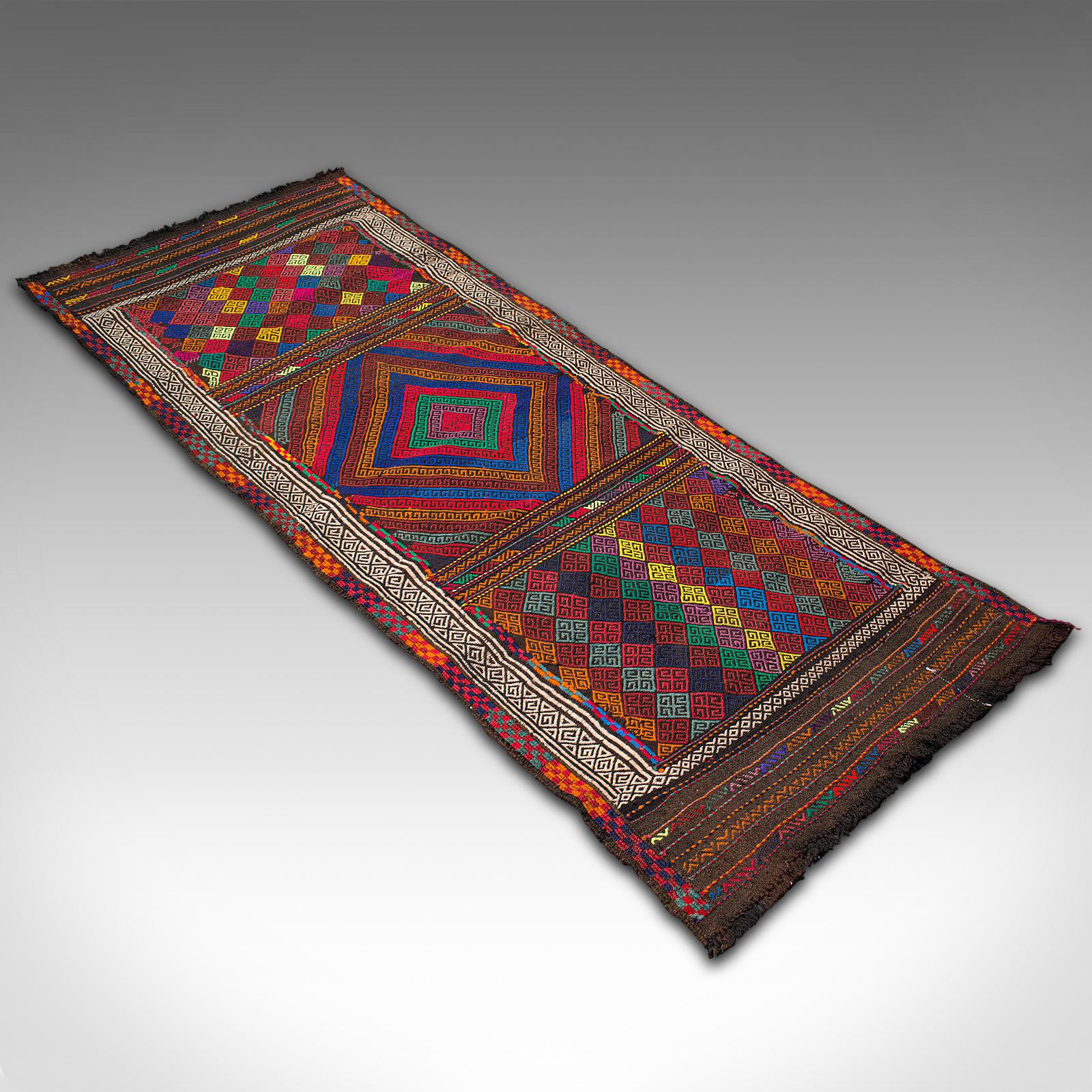 20ième siècle Tapis Kilim vintage Suzani, Moyen-Orient, couloir, hall d'entrée, tapis, tapis en vente