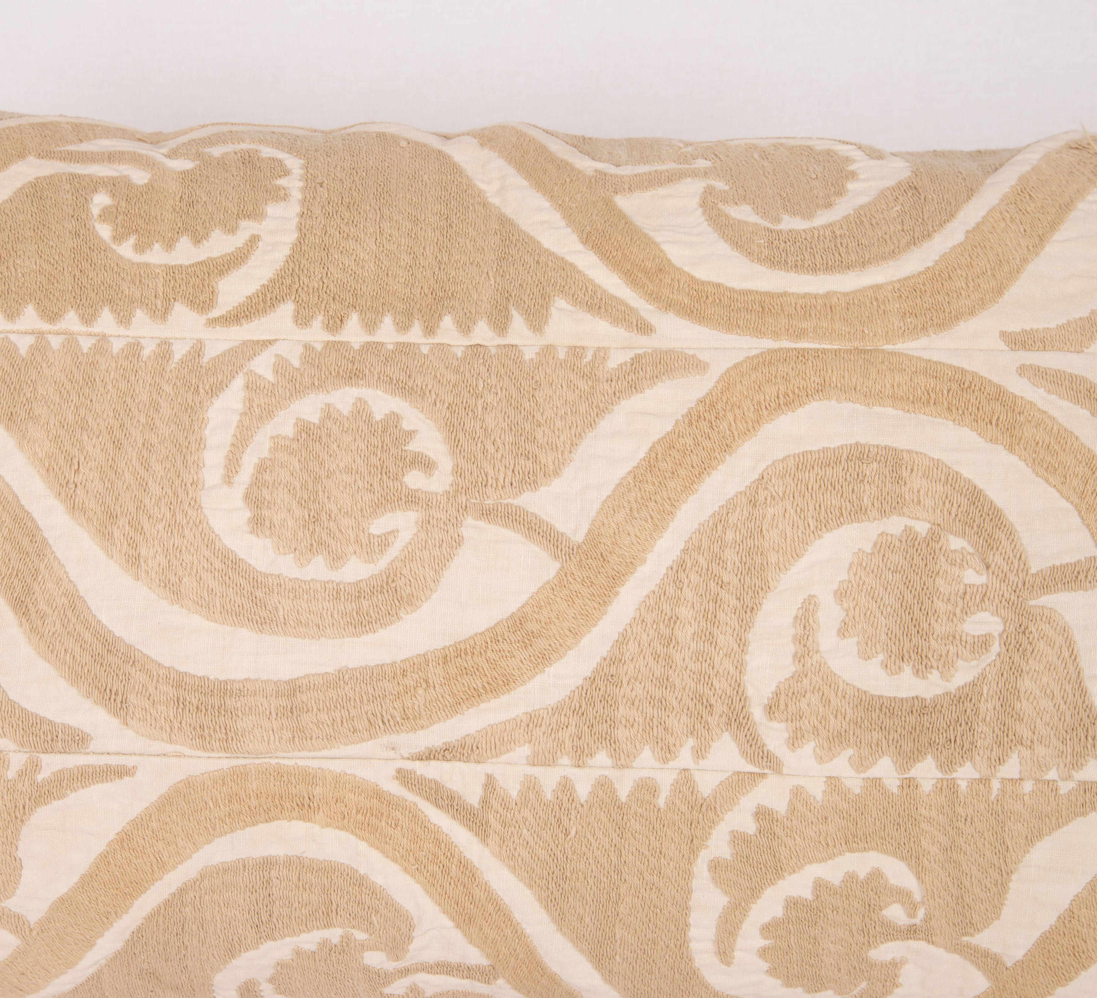 Vintage Suzani Lumbar Pillow Case, Mid 20th C. In Good Condition For Sale In Istanbul, TR