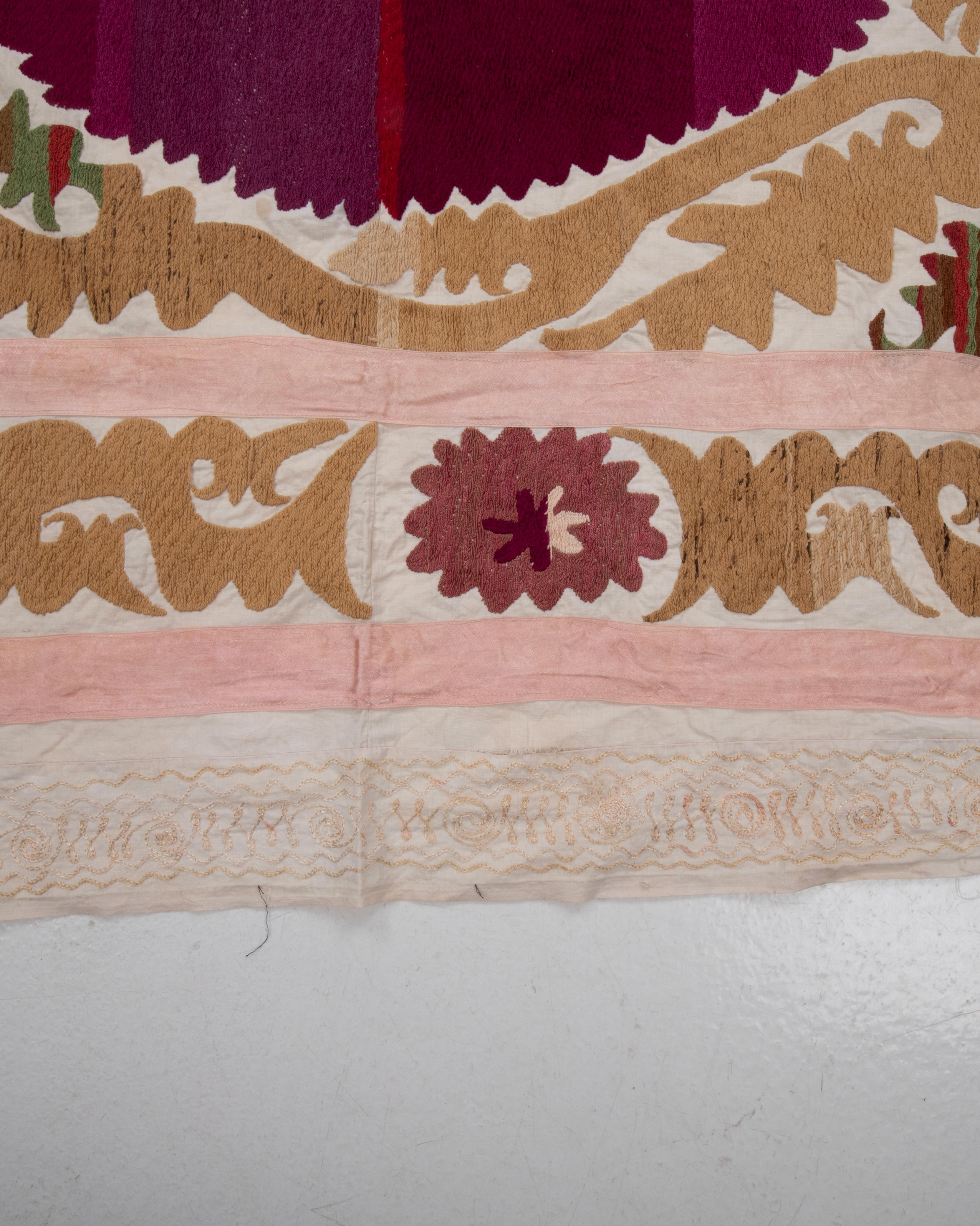 Vintage Suzani, Samarkand, Uzbekistan In Fair Condition For Sale In Istanbul, TR