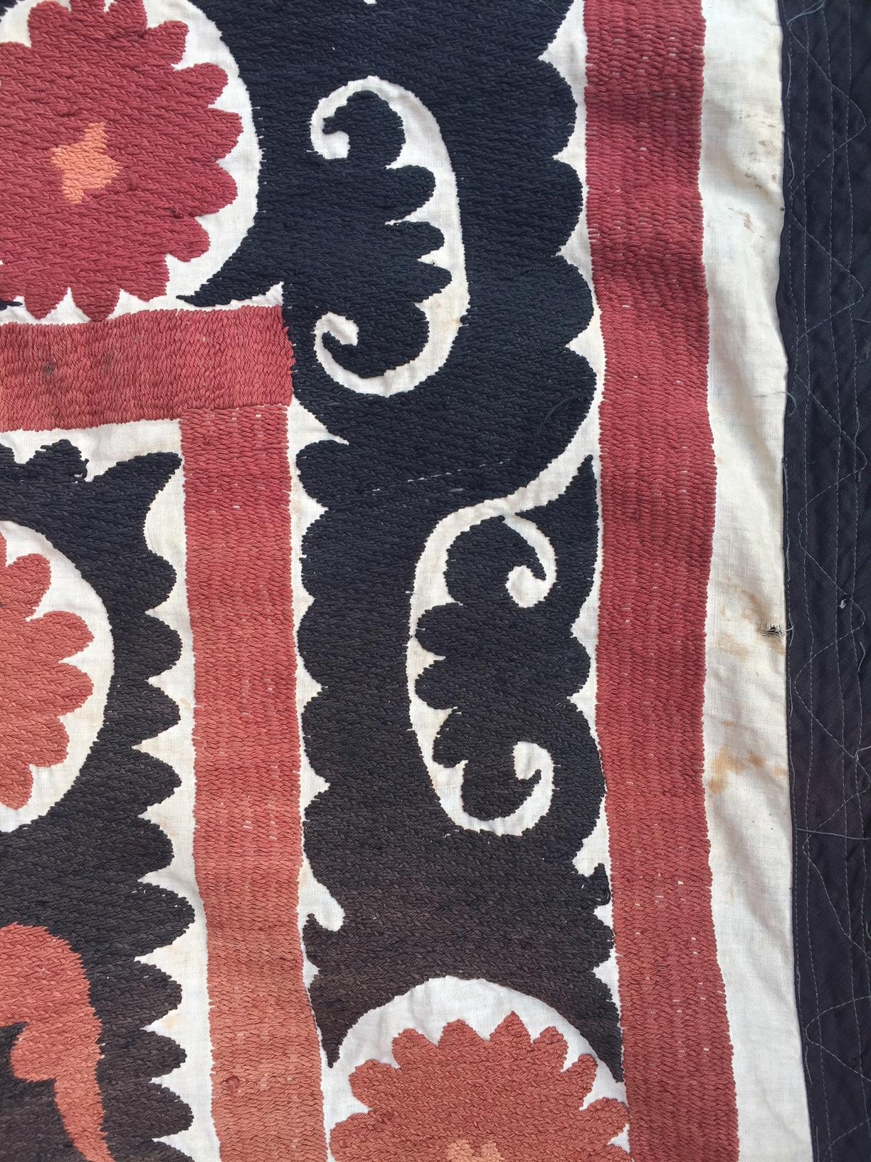 Vintage Suzani Uzbek Textile In Good Condition In Antwerp, BE