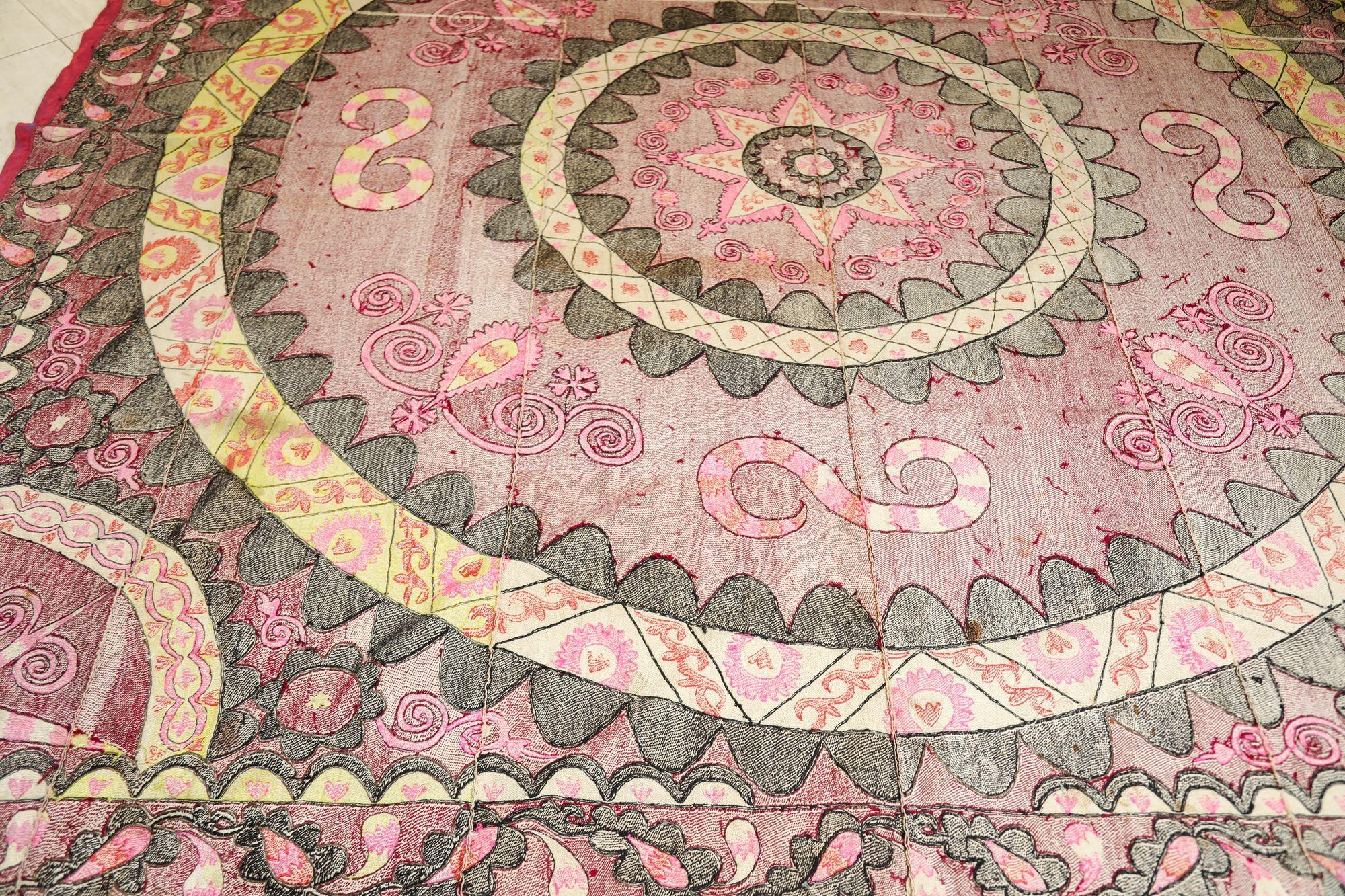 Vintage Suzani Uzbekistan Textile brodé Rouge et Noir en vente 3
