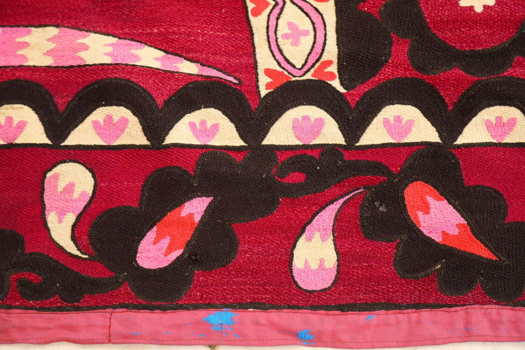Vintage Suzani Uzbekistan Textile brodé Rouge et Noir en vente 4