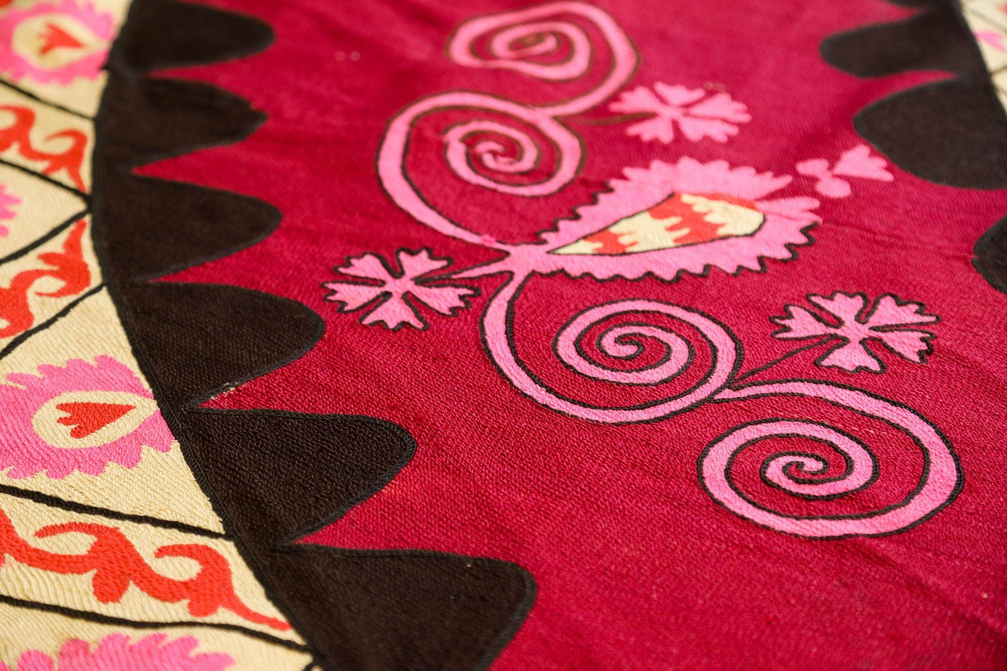 Vintage Suzani Uzbekistan Textile brodé Rouge et Noir en vente 5