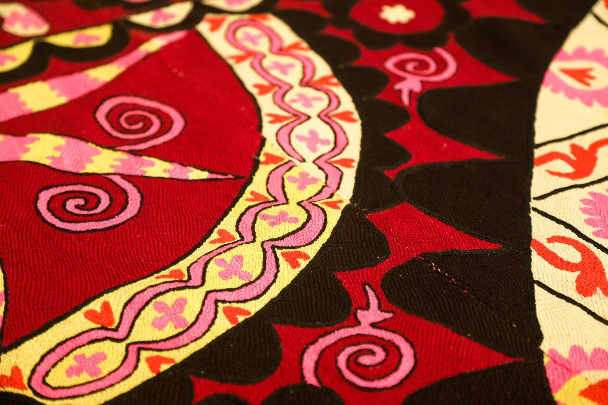 Vintage Suzani Uzbekistan Textile brodé Rouge et Noir en vente 6