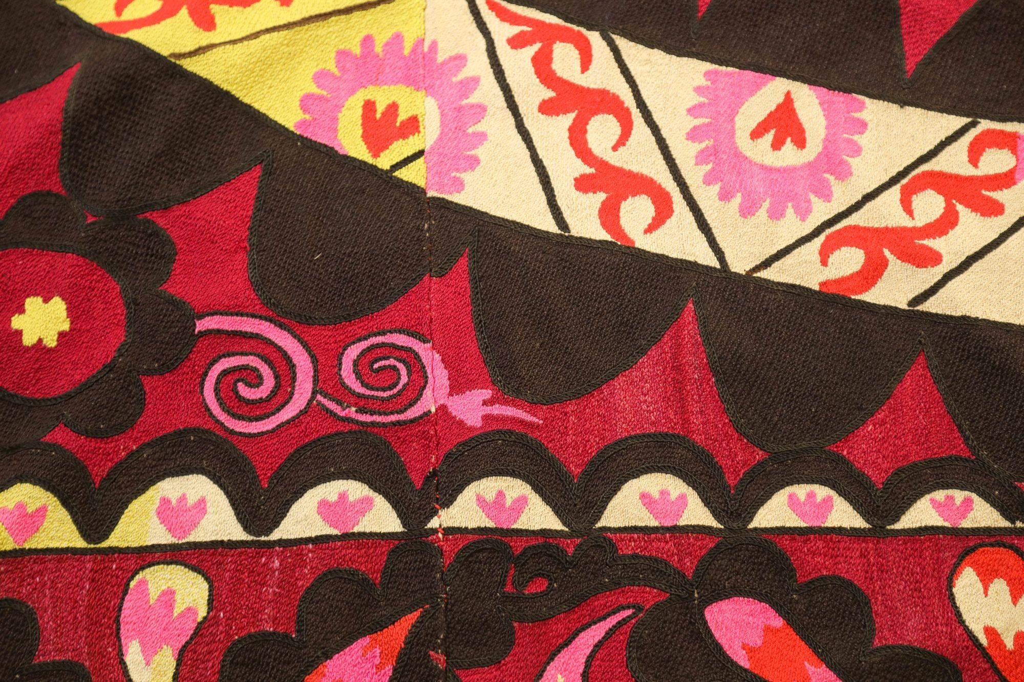 Vintage Suzani Uzbekistan Textile brodé Rouge et Noir en vente 8