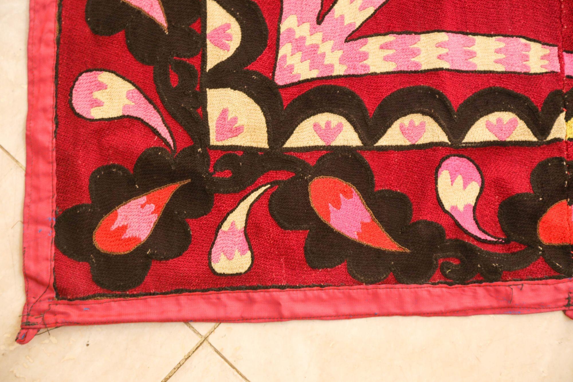 Vintage Suzani Uzbekistan Textile brodé Rouge et Noir en vente 9