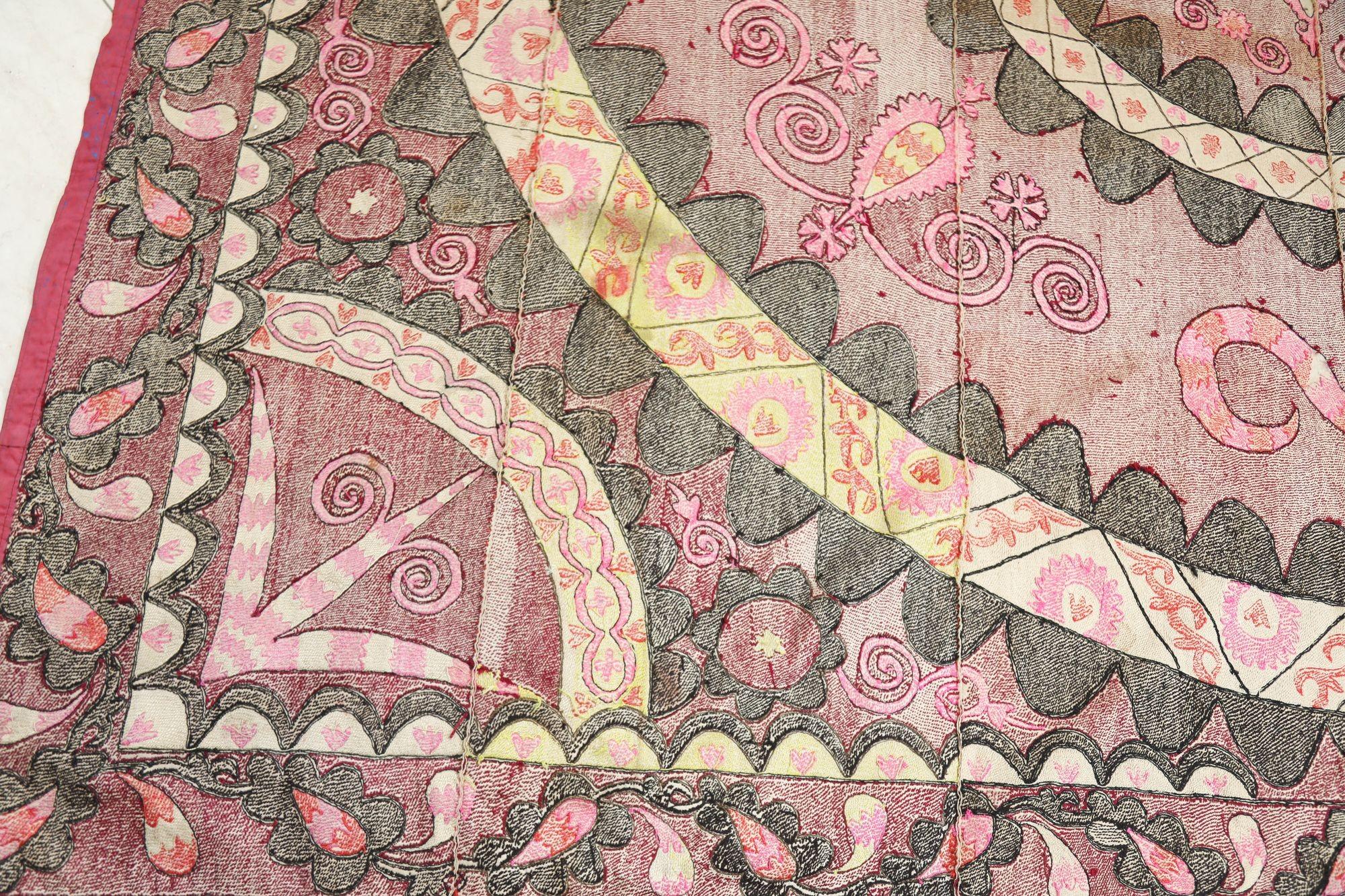 Vintage Suzani Uzbekistan Textile brodé Rouge et Noir en vente 11