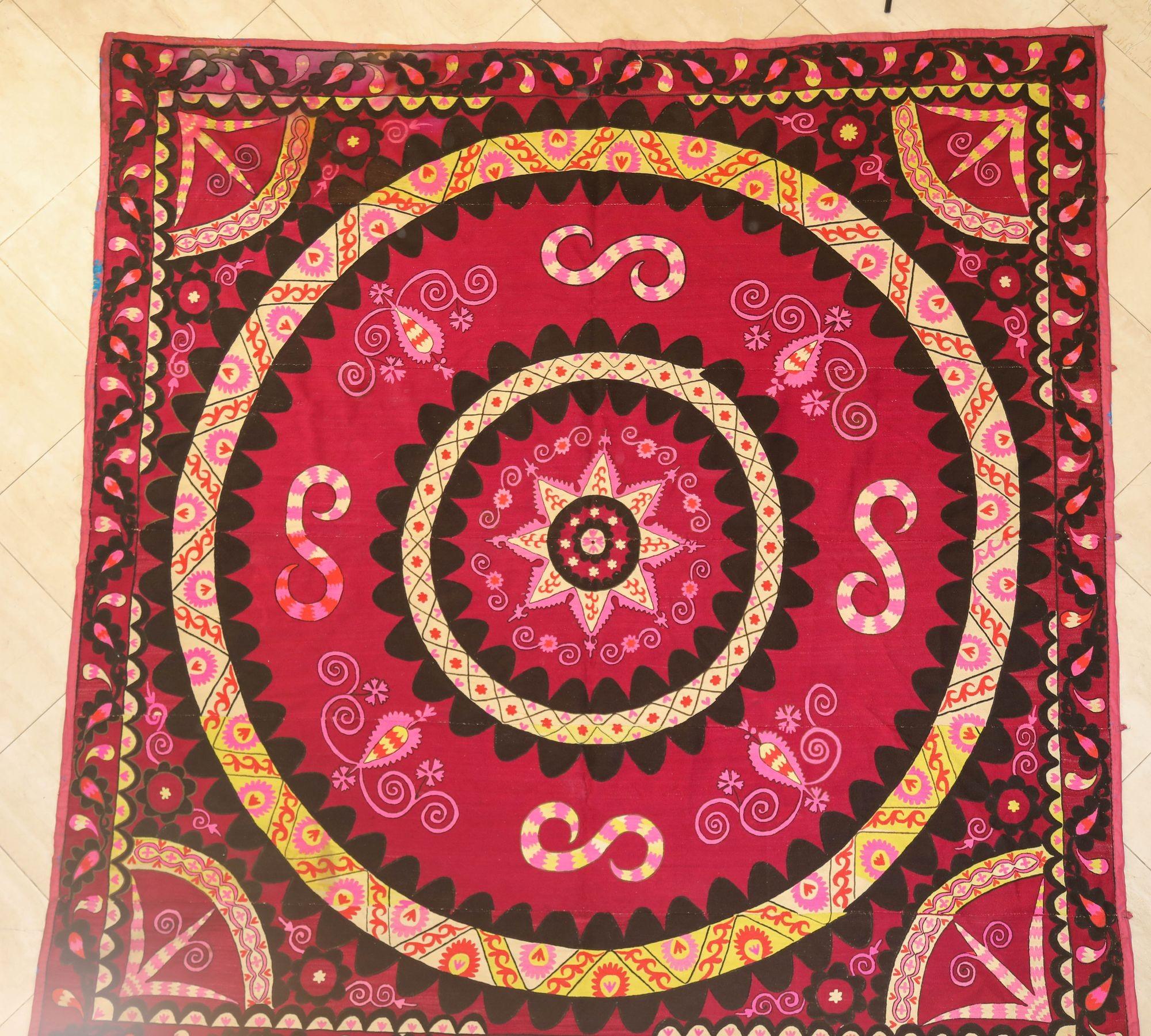 Vintage Uzbekistan Suzani textile brodé rouge et noir
Tashkent Suzani de Samarkand Ouzbékistan, 1950.
Dans l'ensemble, bon état pour son âge et son utilisation ; quelques taches.
