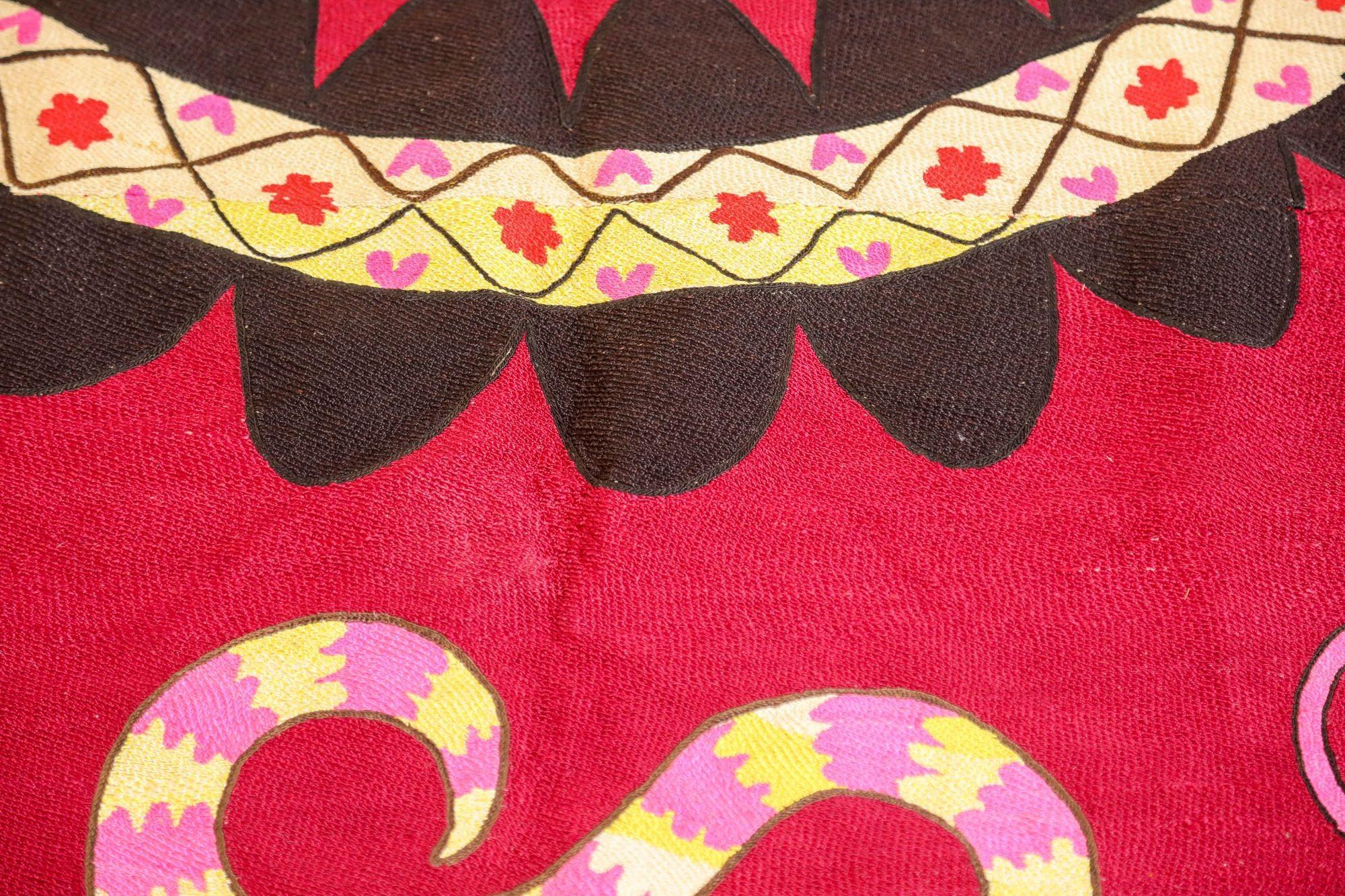Vintage Suzani Uzbekistan Textile brodé Rouge et Noir en vente 12