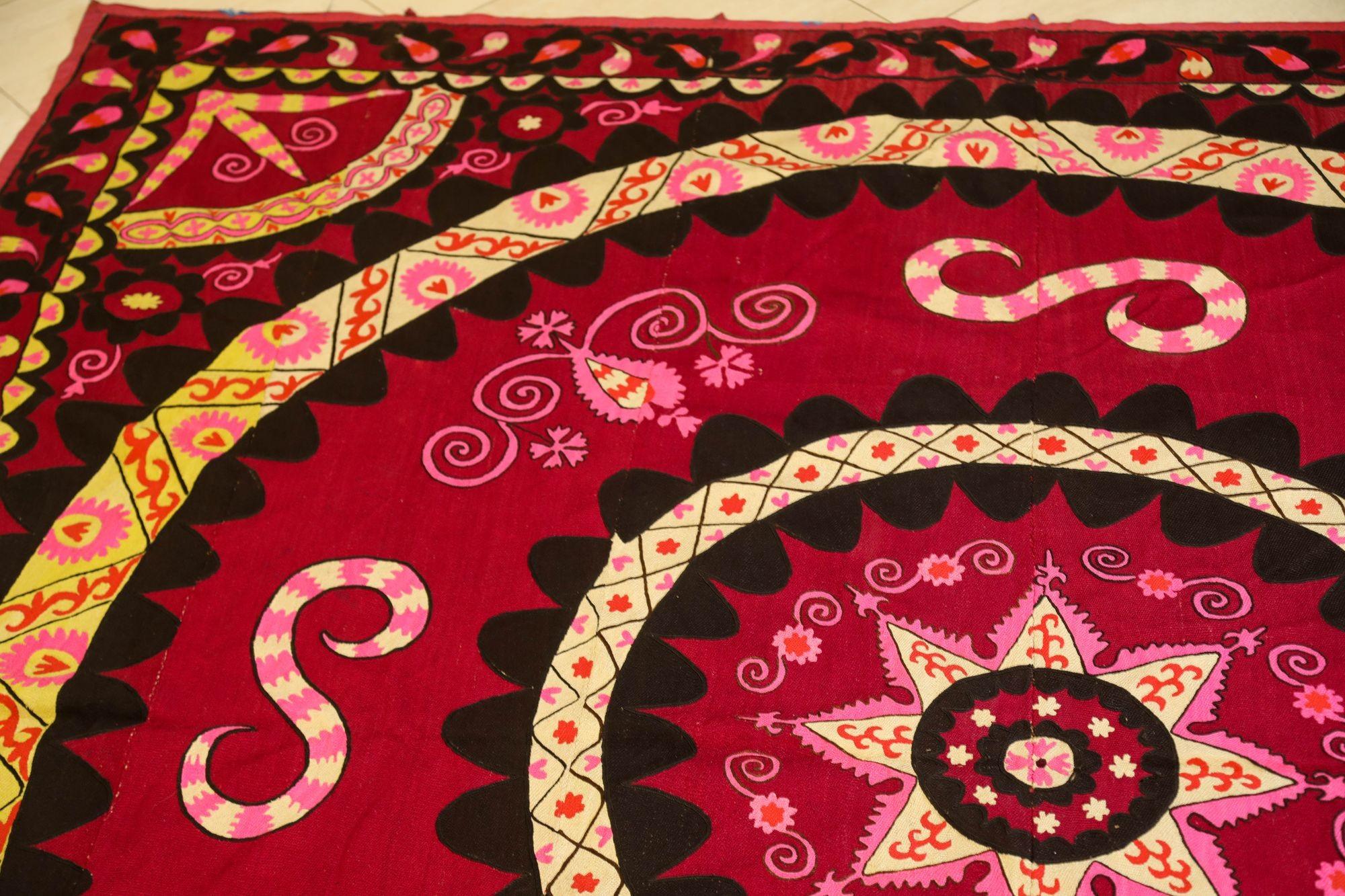 Fait main Vintage Suzani Uzbekistan Textile brodé Rouge et Noir en vente