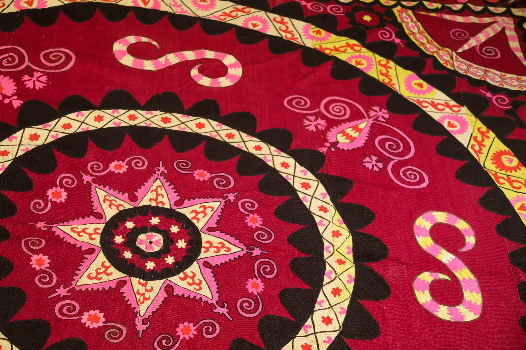 Vintage Suzani Uzbekistan Textile brodé Rouge et Noir Bon état - En vente à North Hollywood, CA
