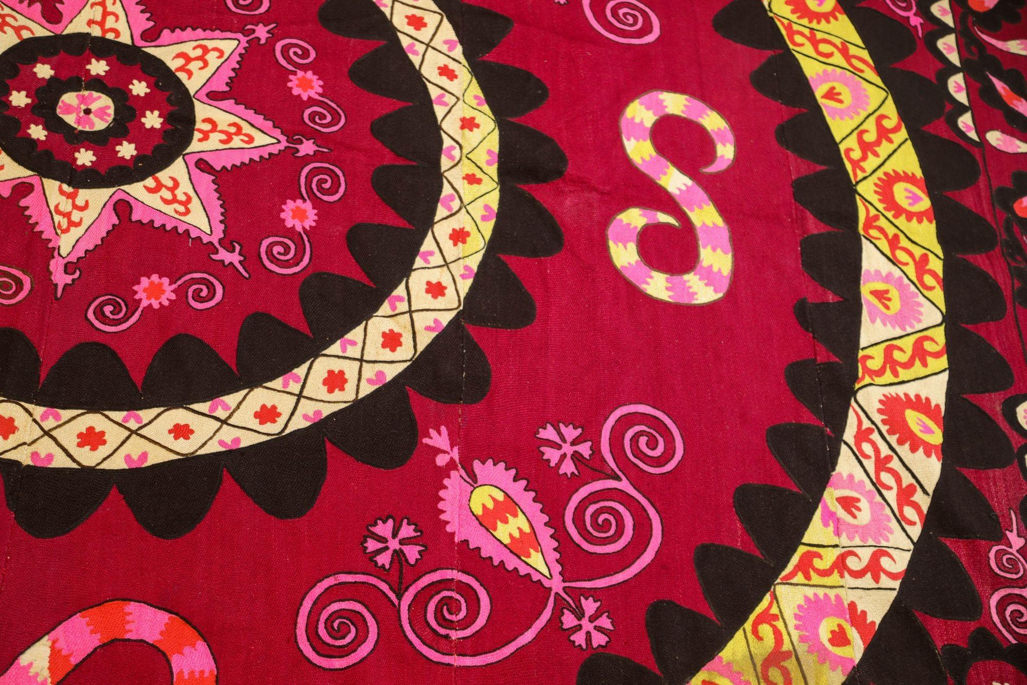20ième siècle Vintage Suzani Uzbekistan Textile brodé Rouge et Noir en vente