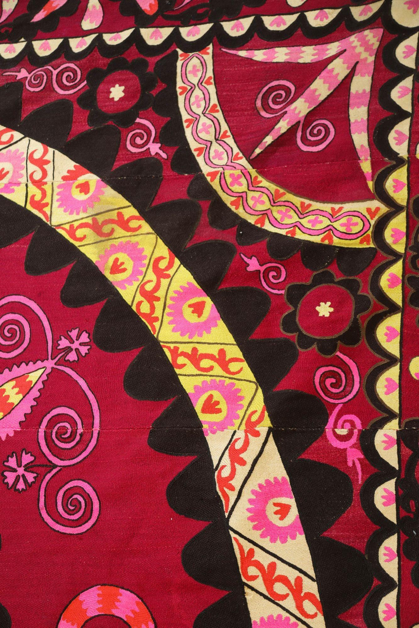 Tissu Vintage Suzani Uzbekistan Textile brodé Rouge et Noir en vente