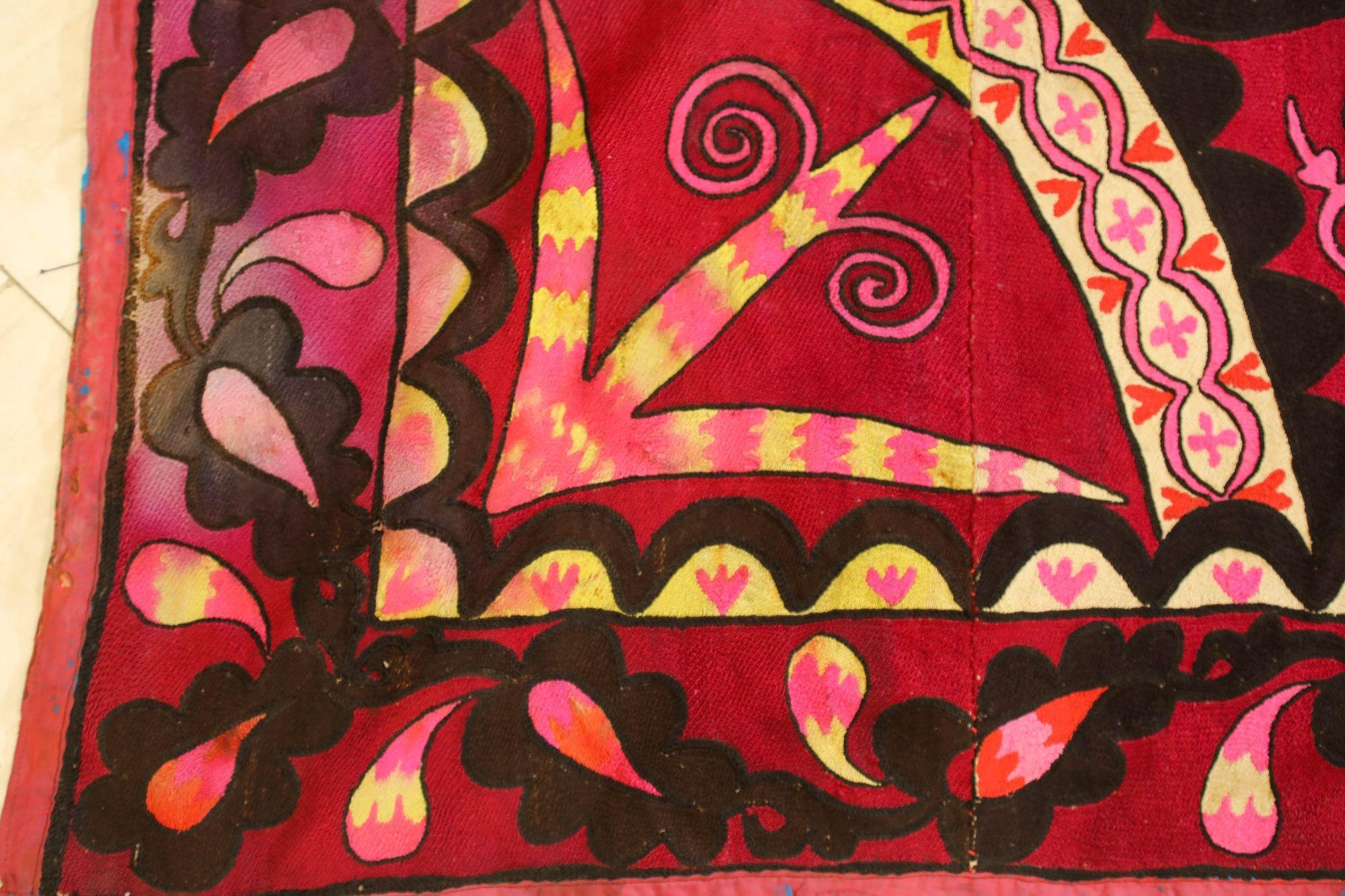 Vintage Suzani Uzbekistan Textile brodé Rouge et Noir en vente 1