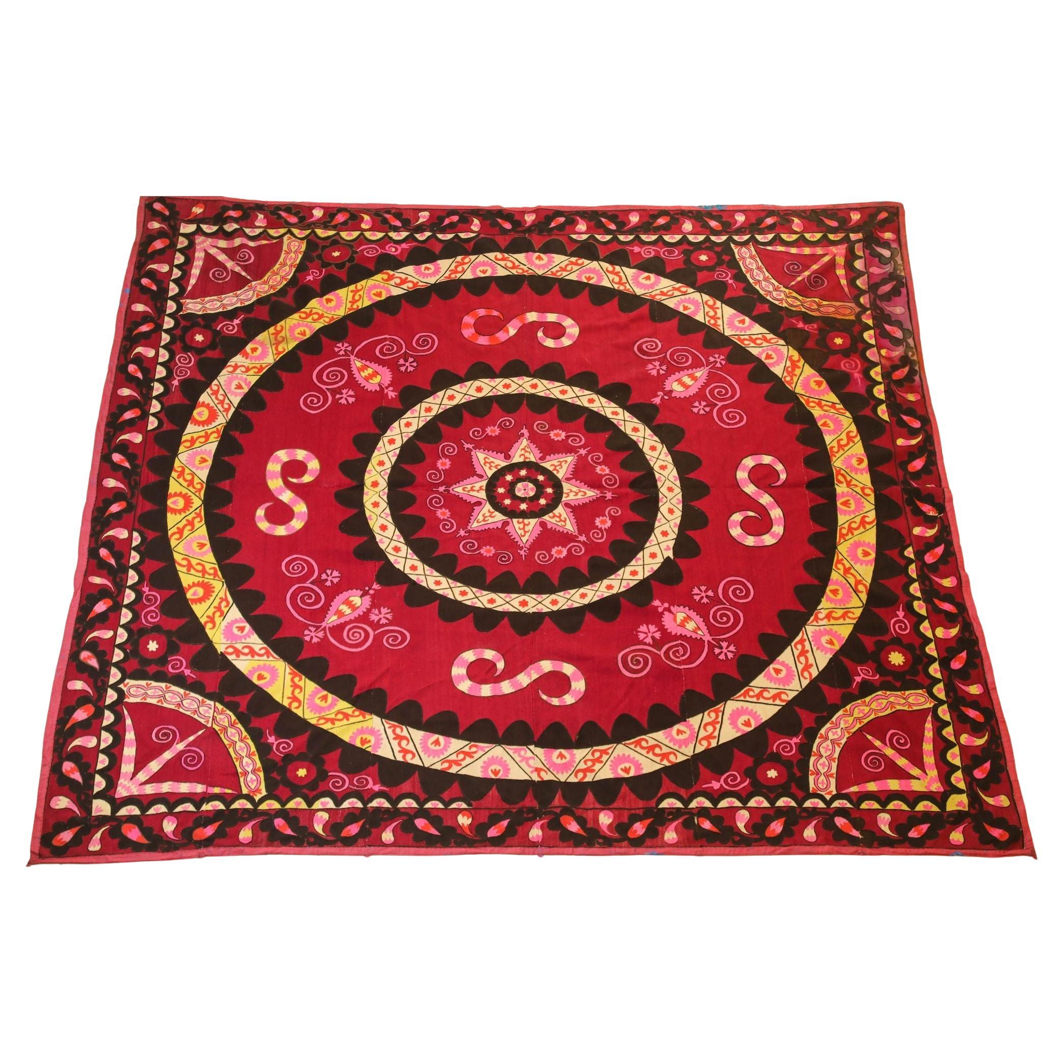 Vintage Suzani Uzbekistan Textile brodé Rouge et Noir