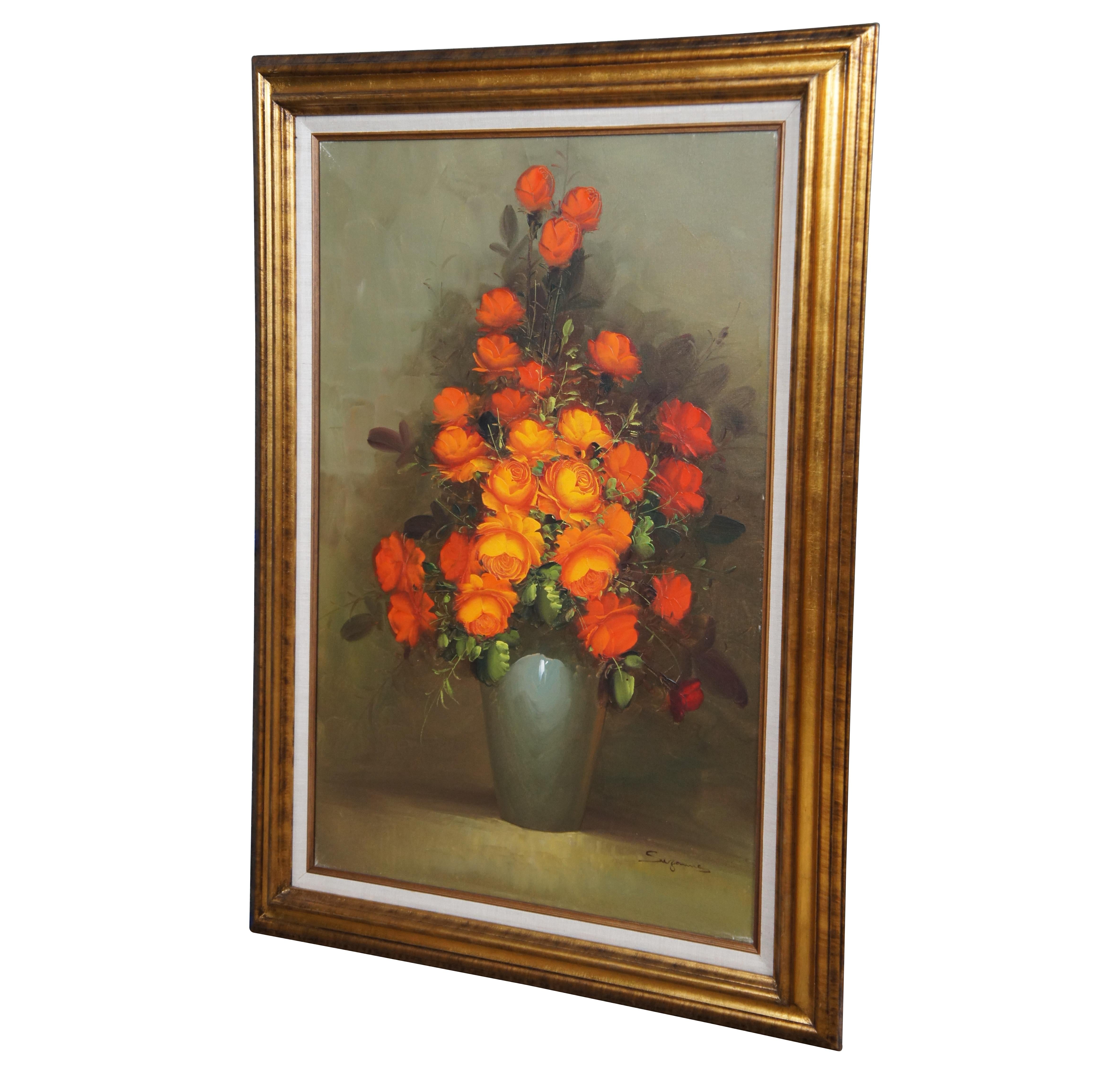 Vintage Stillleben Ölgemälde auf Leinwand von einem Blumenstrauß aus orangefarbenen Rosen in einer hellblauen Vase. Signiert von der Künstlerin Suzanne unten links.

Abmessungen

32