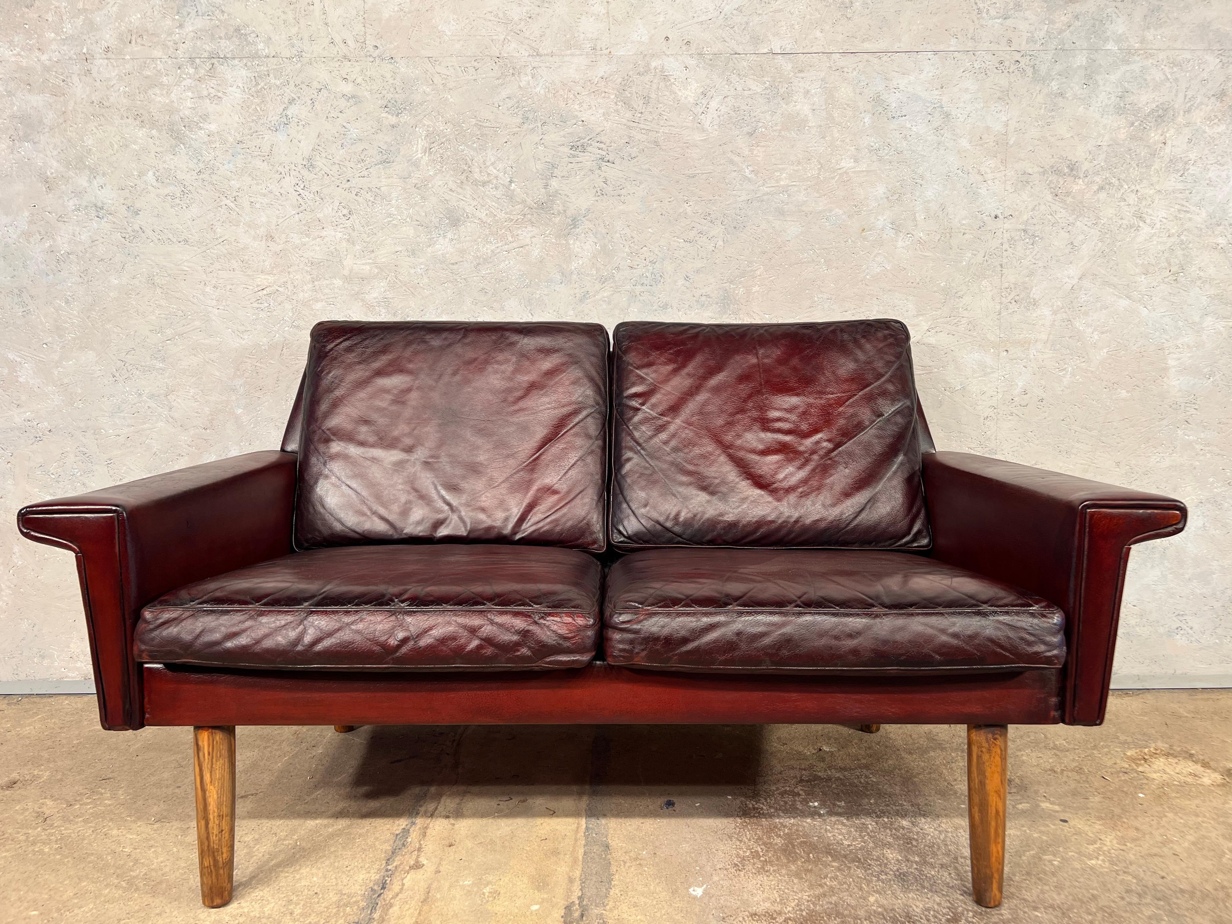 Un élégant canapé du début des années 1970 par Svend Skipper Danemark. Un grand design avec de belles lignes, il s'assoit merveilleusement. Des proportions petites et soignées avec une assise profonde, très confortable.

Une couleur cerise profonde