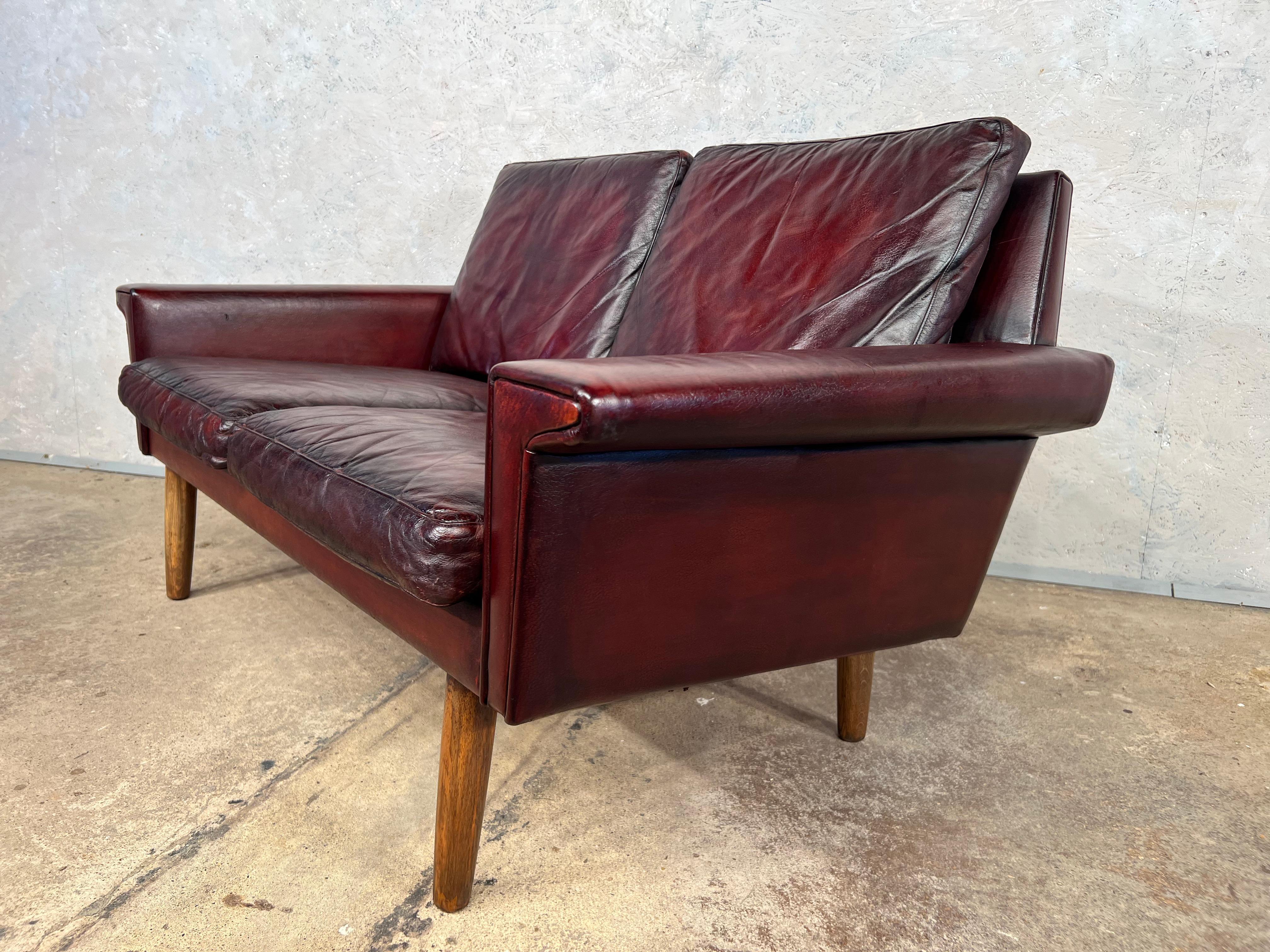 Vintage Svend Skipper Danish 1970 Deep Cherry Leather 2 Seater Leather Sofa #549 In Good Condition For Sale In Lewes, GB