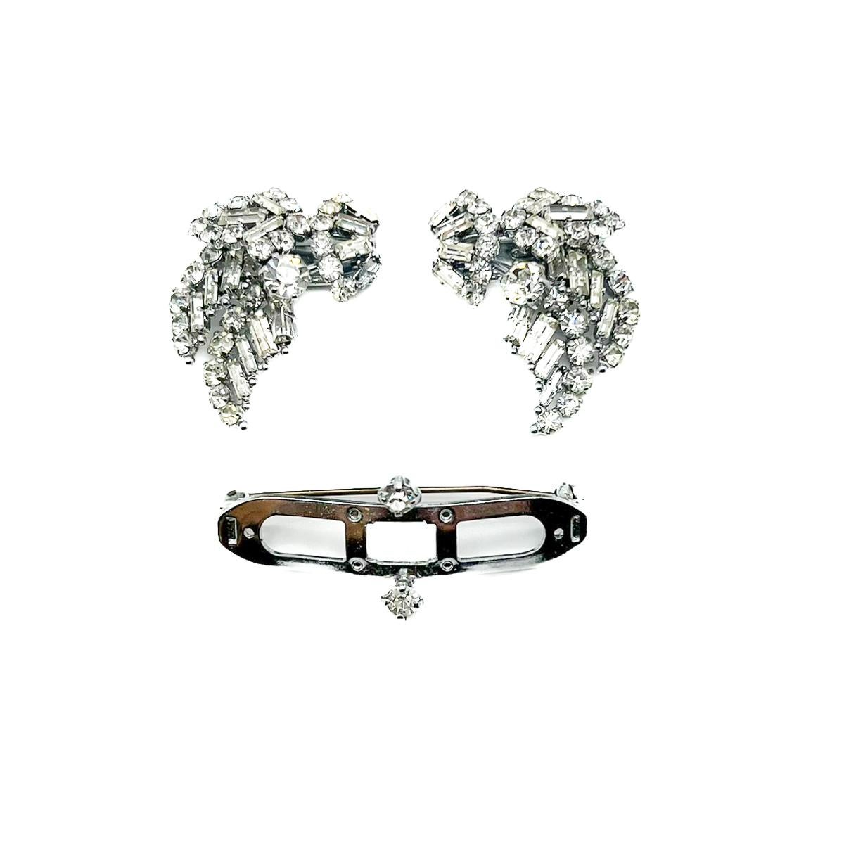 Una pinza doble para vestidos Vintage swag de los años 40. Llévalo como broche o como un par de pinzas de vestir. Una elegante obra de artesanía Art Déco.
Durante los años 20 y 30 reinó el estilo Art Déco. El nuevo y audaz look dirigió las modas,