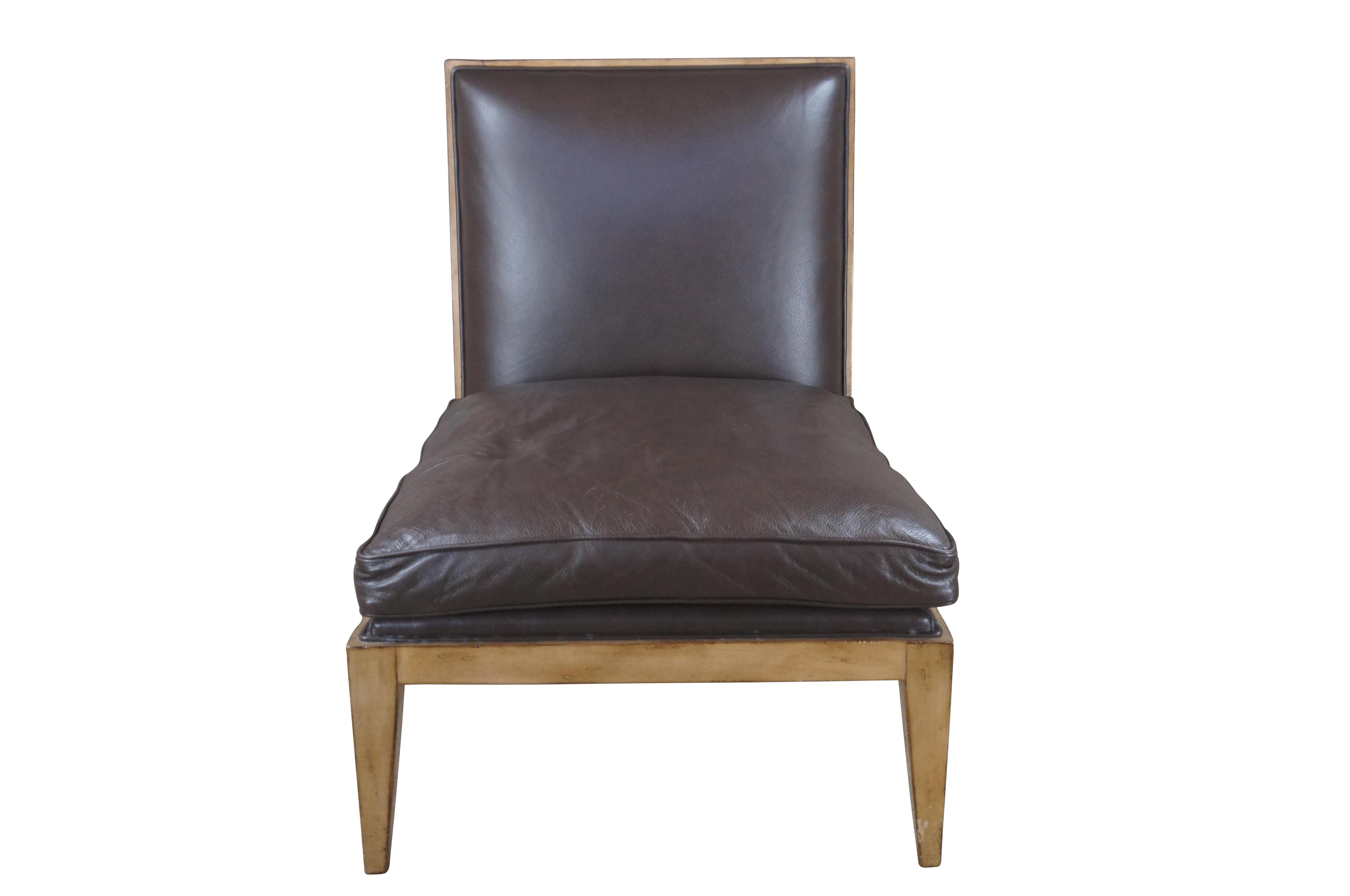 Un magnifique fauteuil sans accoudoirs de Swaim Upholstery. Réalisé à l'origine pour Marc-Miachaels Interior Design. Revêtement en cuir marron et cadre en chêne. La chaise est soutenue par des pieds coniques carrés. Un design moderne et homogène qui