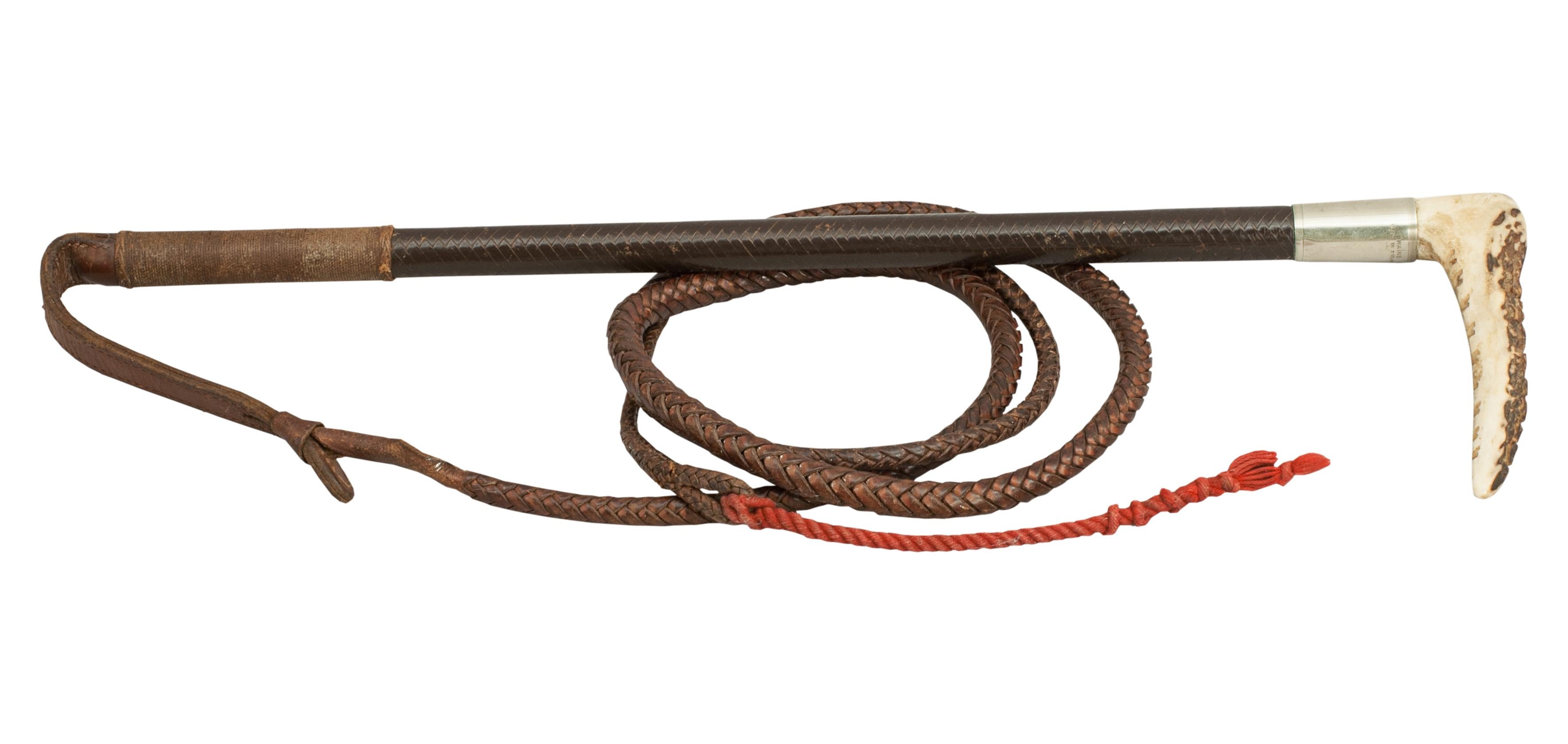 Vintage Swaine Jagd Reitpeitsche:: Reitgerte:: Geweihgriff. 
Eine alte Reitgerte mit Hirschhorngriff:: hergestellt von Swaine. Der Schaft ist mit geflochtenem Leder überzogen und hat einen versilberten Kragen mit der Aufschrift 