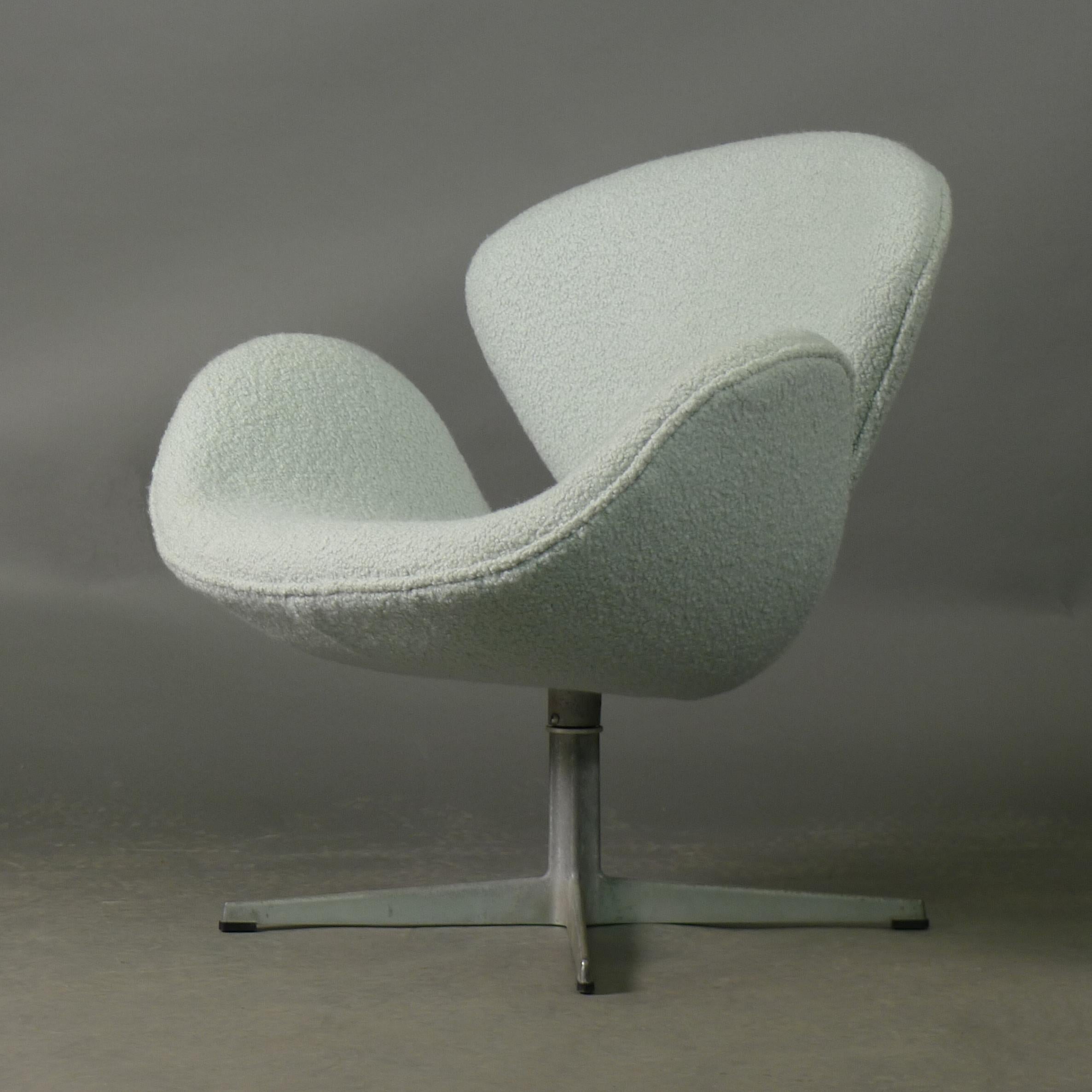 Chaise Swan vintage conçue par Arne Jacobsen, datée de 1970, deux disponibles en vente 6