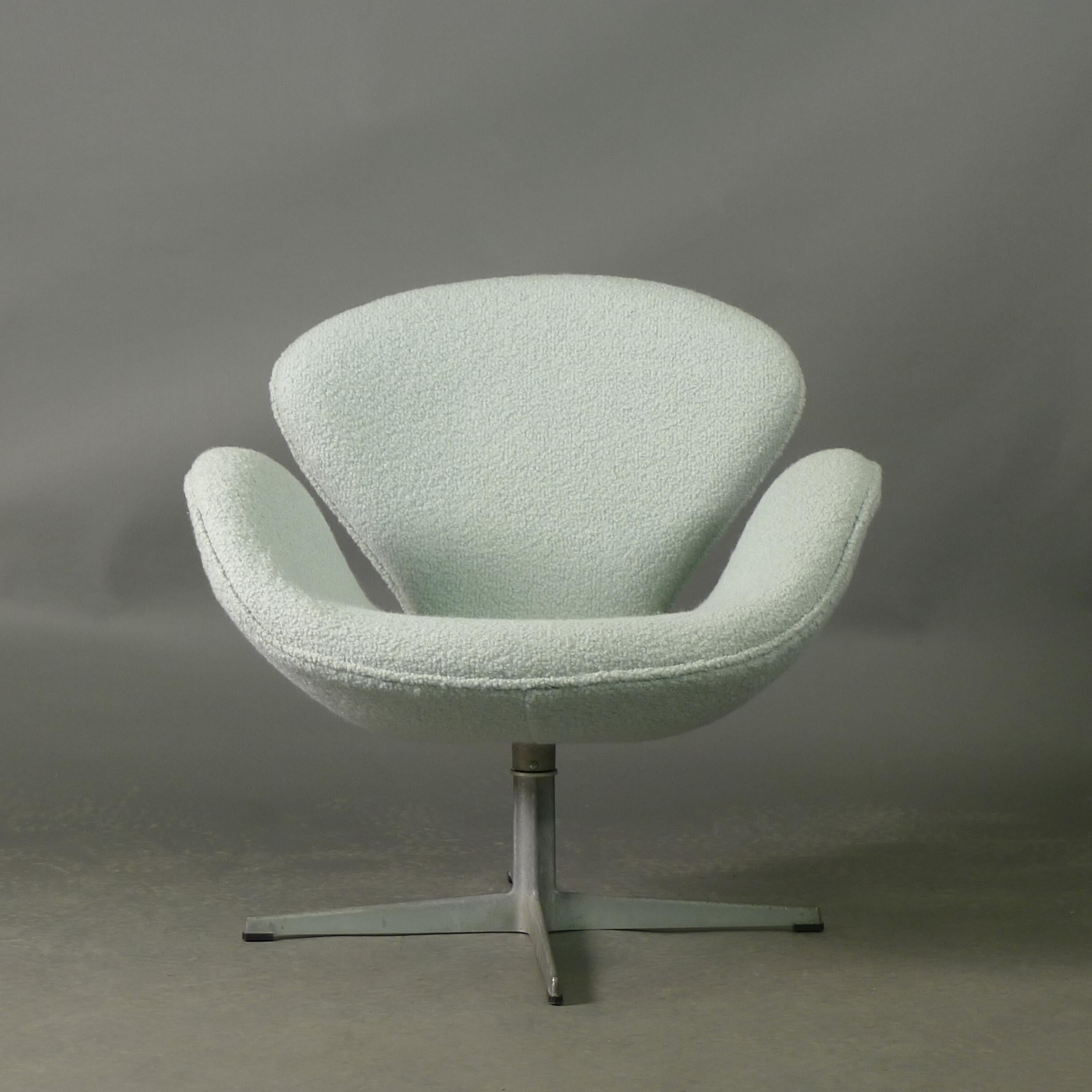 Chaise Swan vintage conçue par Arne Jacobsen, datée de 1970, deux disponibles en vente 7