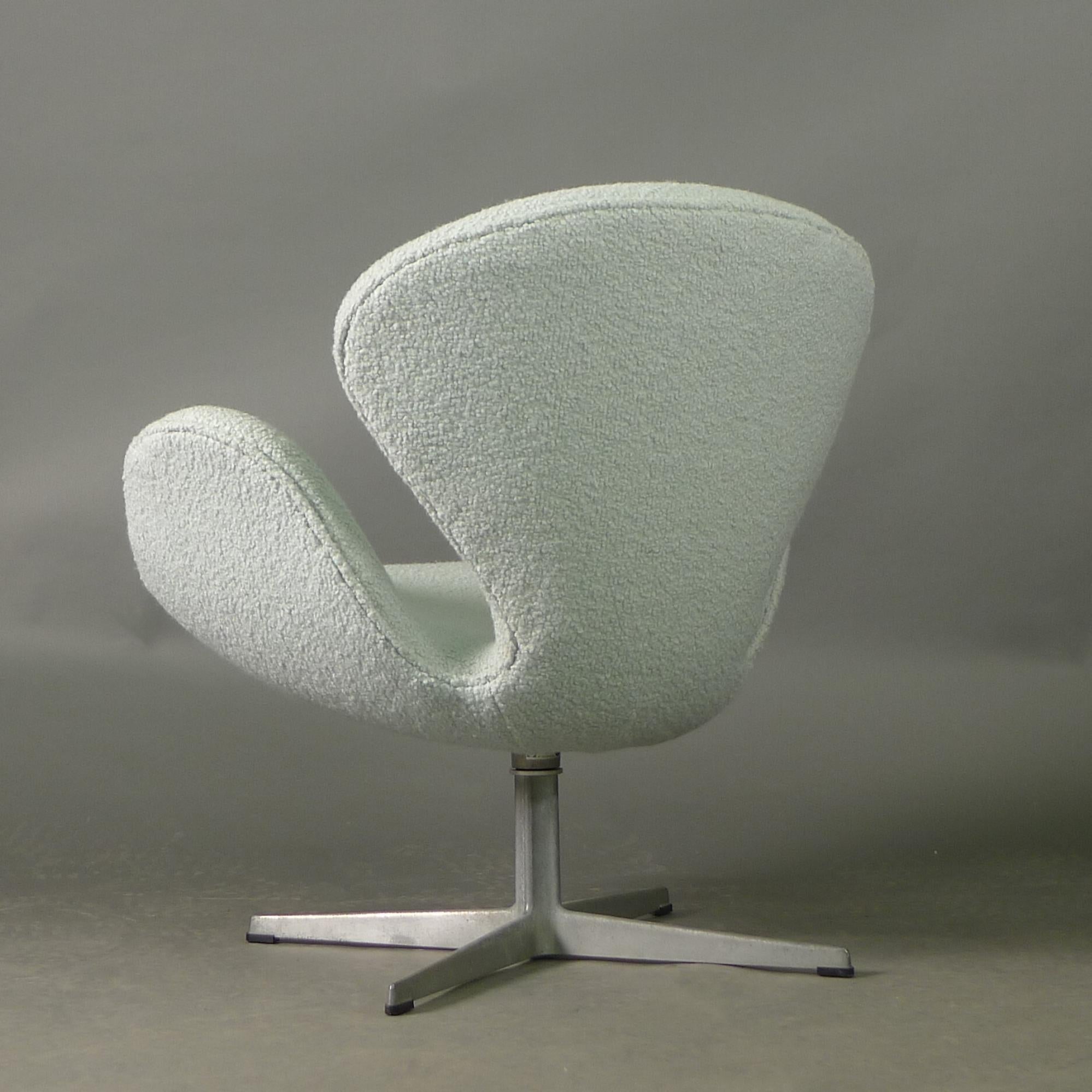 Mid-Century Modern Chaise Swan vintage conçue par Arne Jacobsen, datée de 1970, deux disponibles en vente